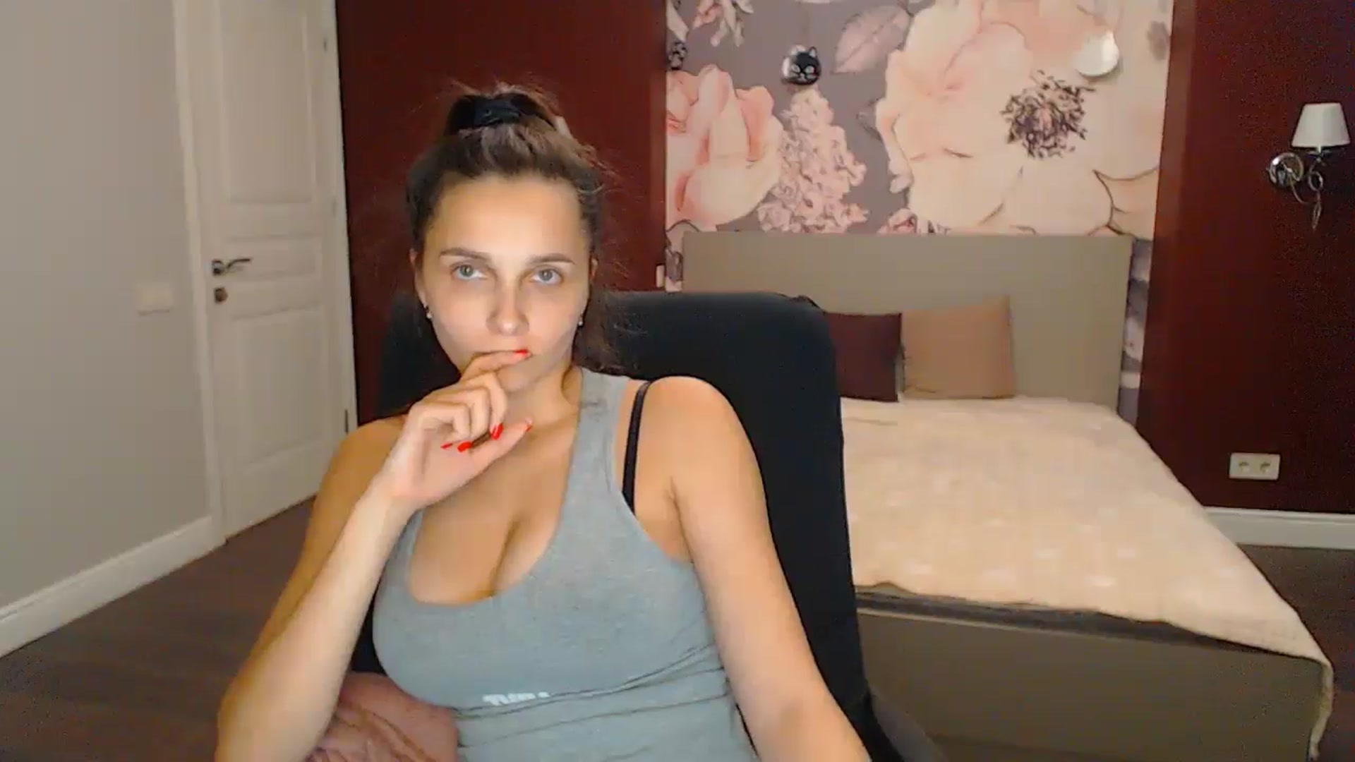 Gallery image thumbnail from Karina_Mils's myfreecams stream on, 09/06/2024, 16:01 image 16 of 20