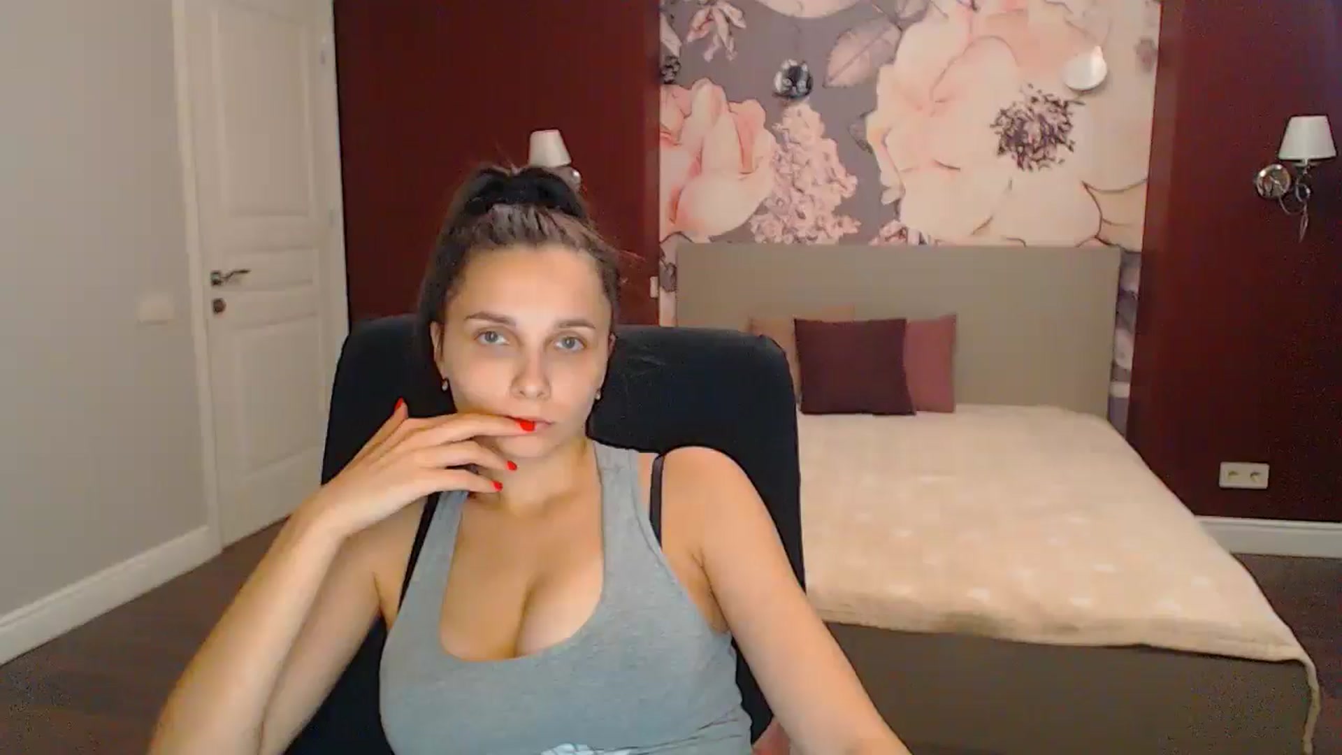 Gallery image thumbnail from Karina_Mils's myfreecams stream on, 09/08/2024, 15:40 image 17 of 20