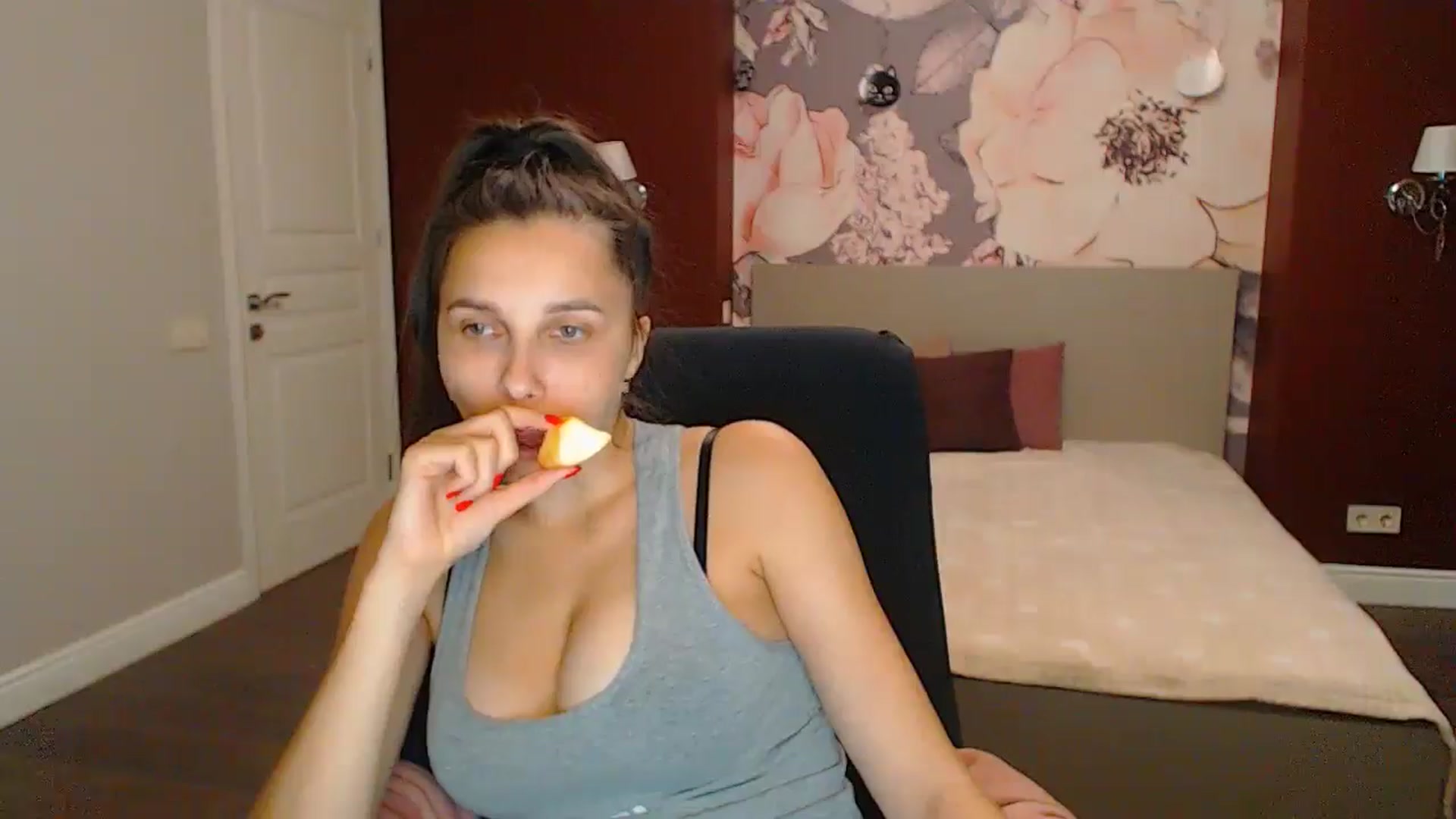 Gallery image thumbnail from Karina_Mils's myfreecams stream on, 09/08/2024, 17:05 image 2 of 20