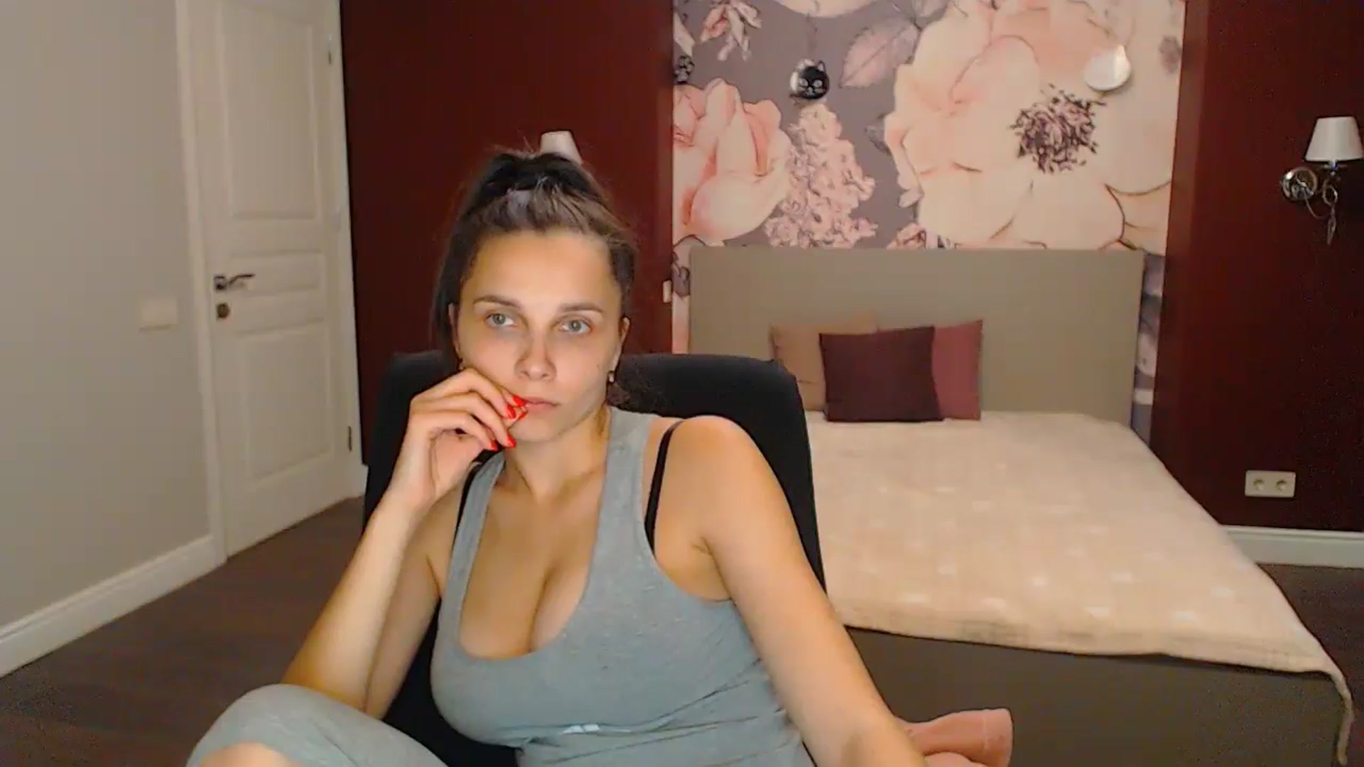 Gallery image thumbnail from Karina_Mils's myfreecams stream on, 09/08/2024, 17:05 image 15 of 20