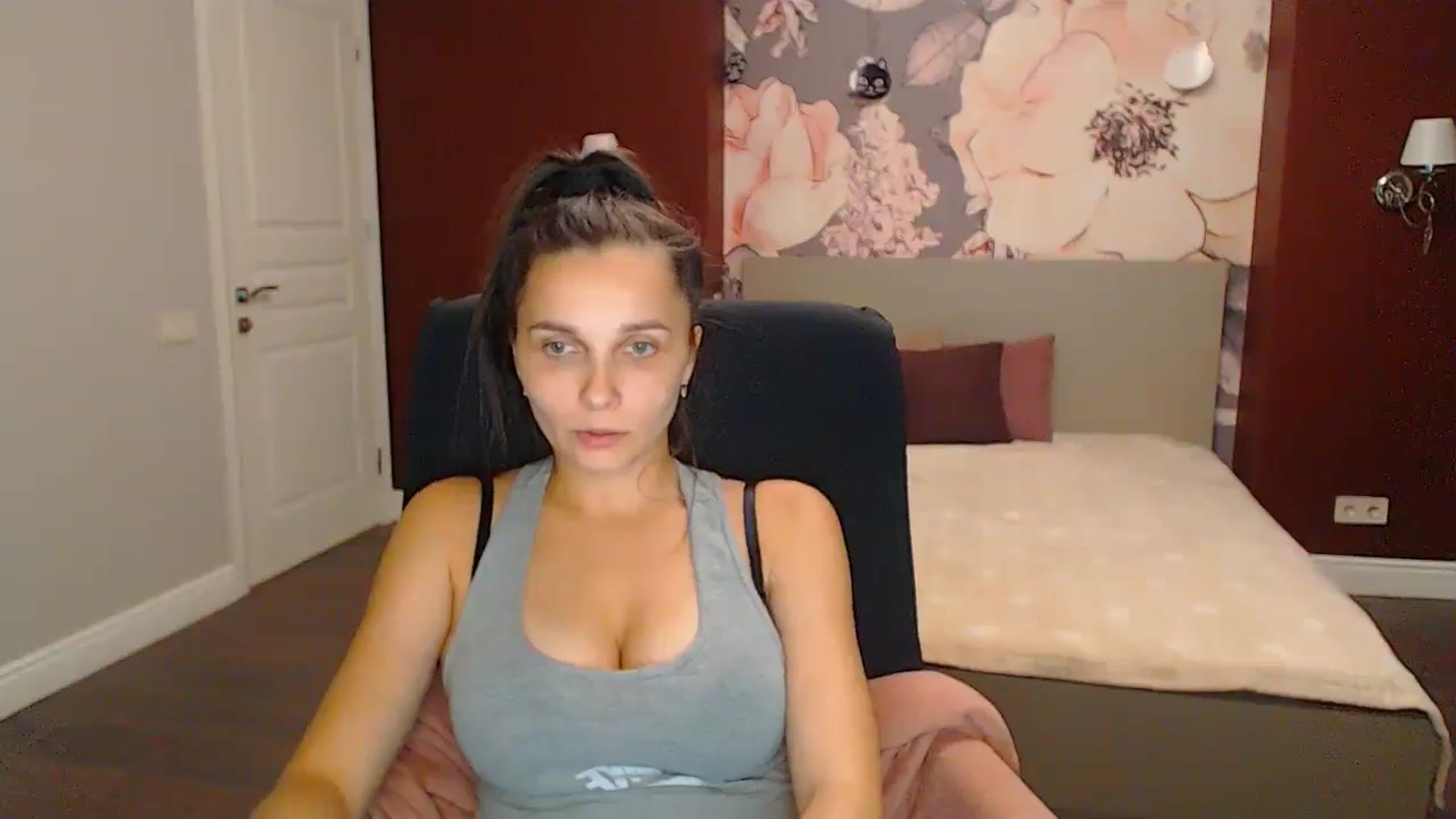 Gallery image thumbnail from Karina_Mils's myfreecams stream on, 09/08/2024, 19:13 image 12 of 20