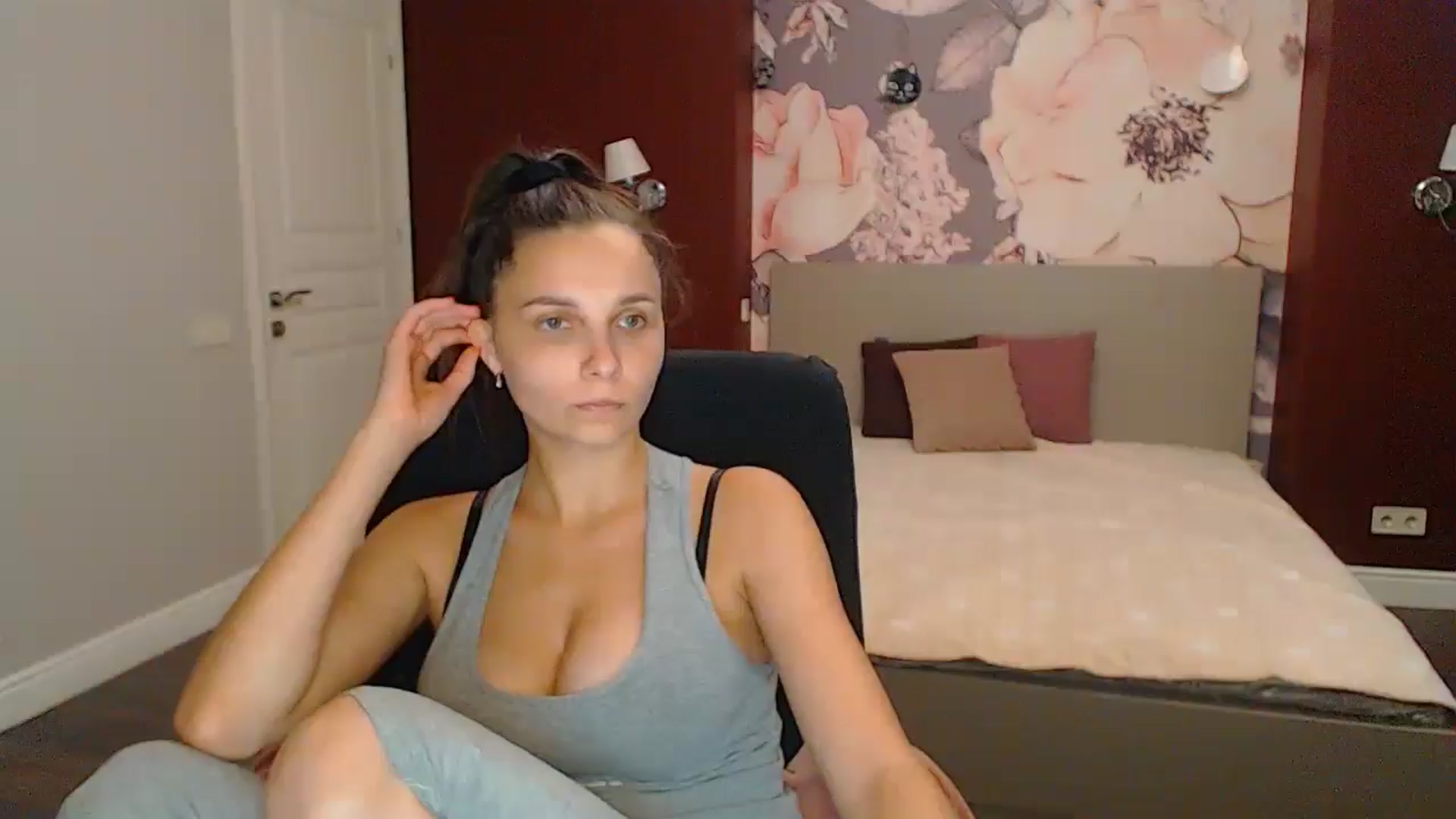 Gallery image thumbnail from Karina_Mils's myfreecams stream on, 09/13/2024, 16:46 image 3 of 20