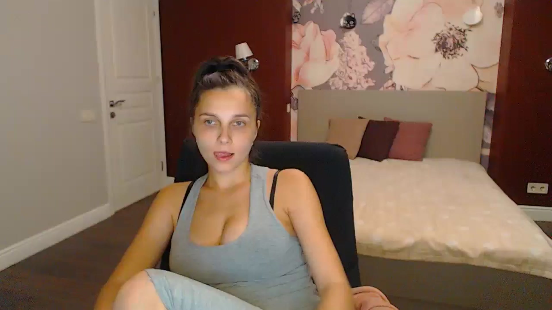 Gallery image thumbnail from Karina_Mils's myfreecams stream on, 09/14/2024, 18:02 image 4 of 20
