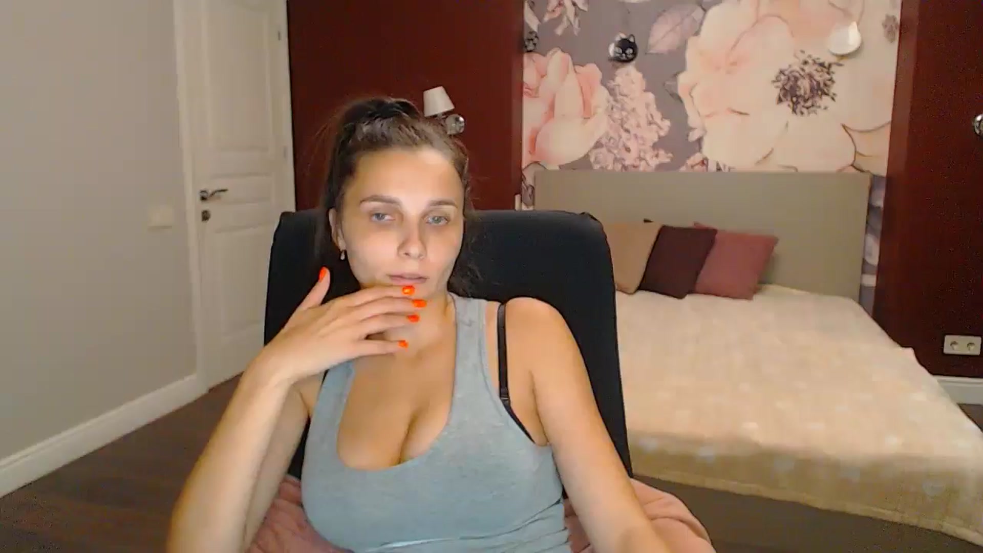 Gallery image thumbnail from Karina_Mils's myfreecams stream on, 09/14/2024, 19:48 image 10 of 20