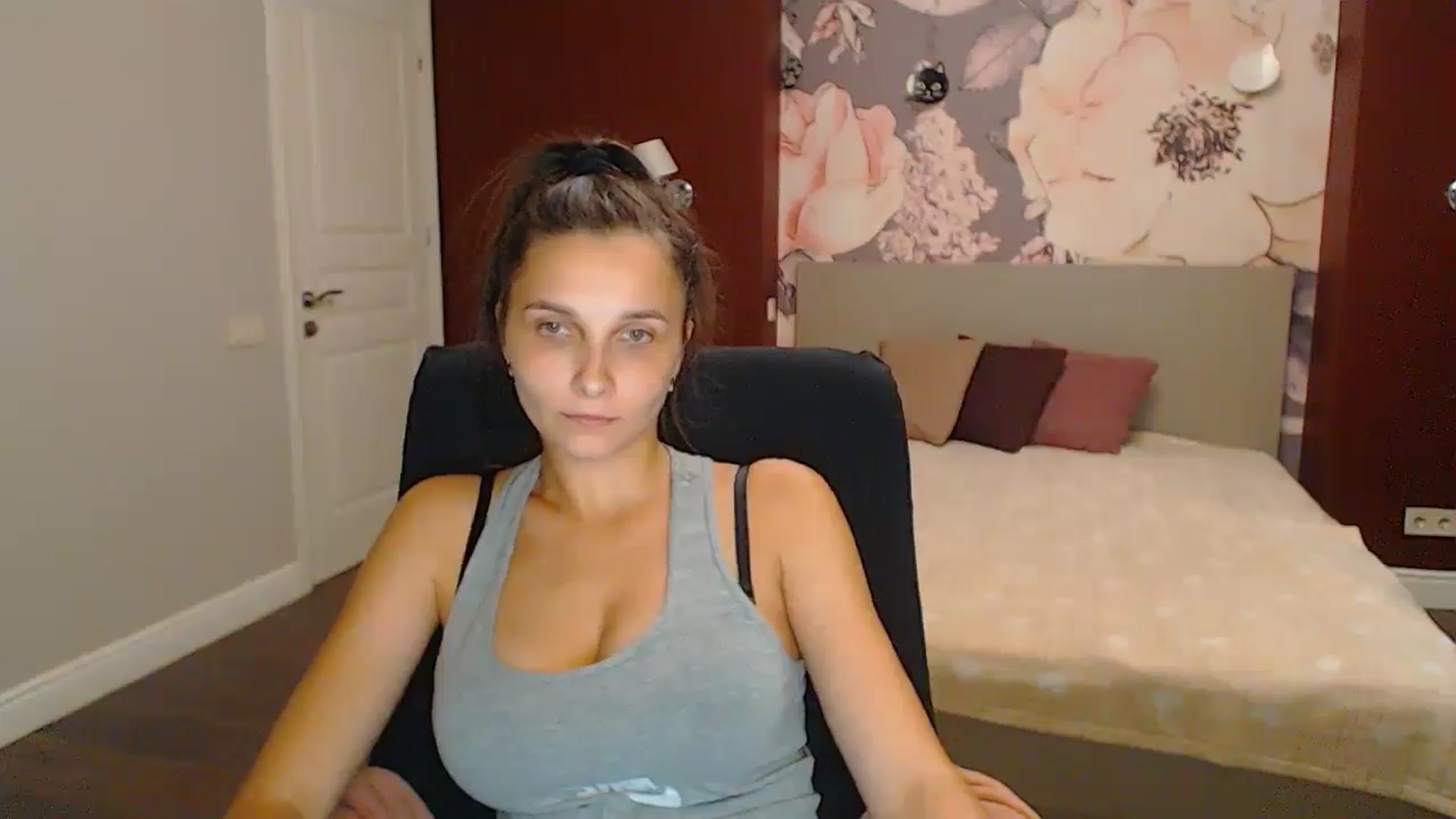 Gallery image thumbnail from Karina_Mils's myfreecams stream on, 09/14/2024, 19:48 image 17 of 20
