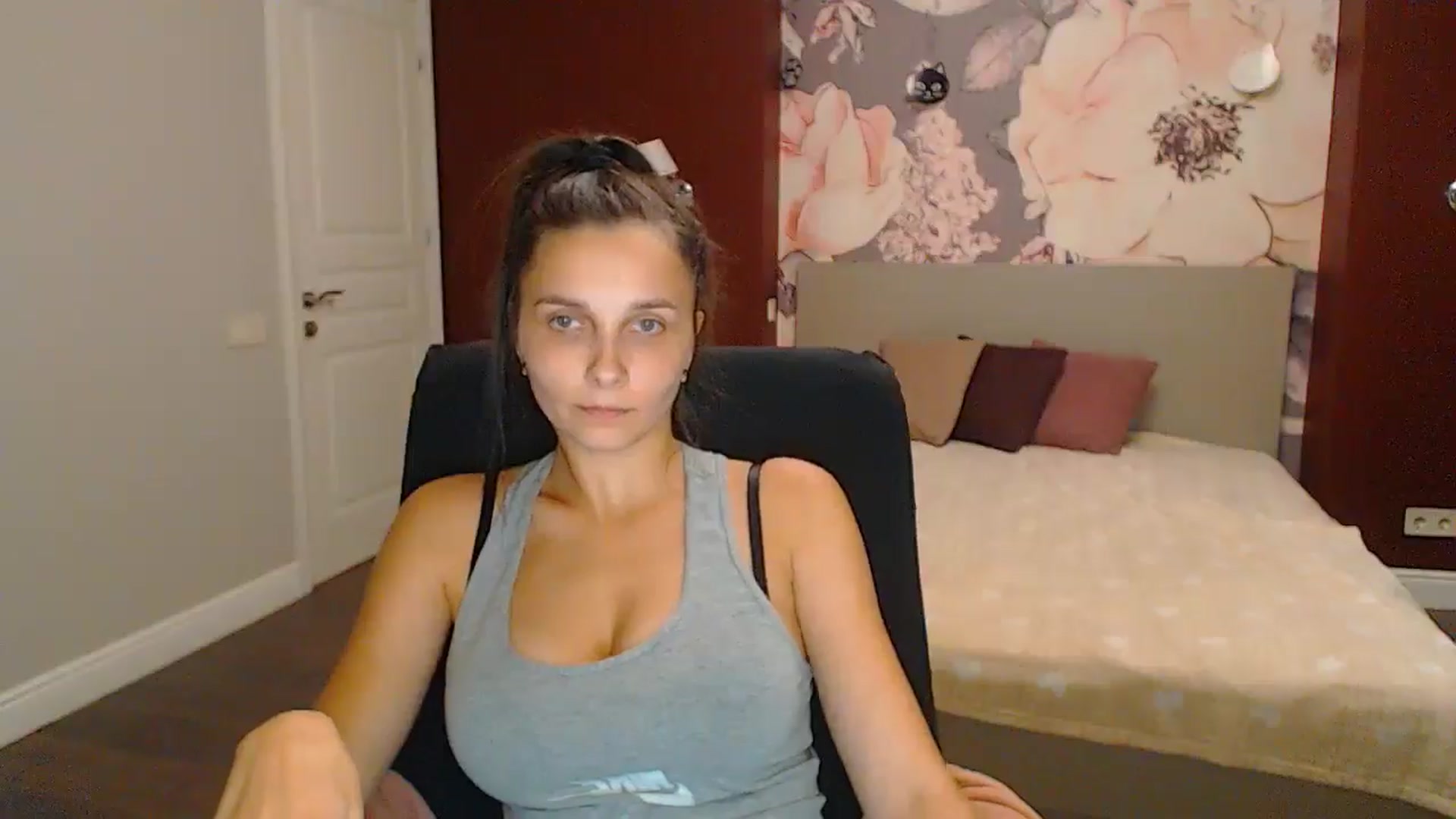 Gallery image thumbnail from Karina_Mils's myfreecams stream on, 09/14/2024, 19:48 image 15 of 20