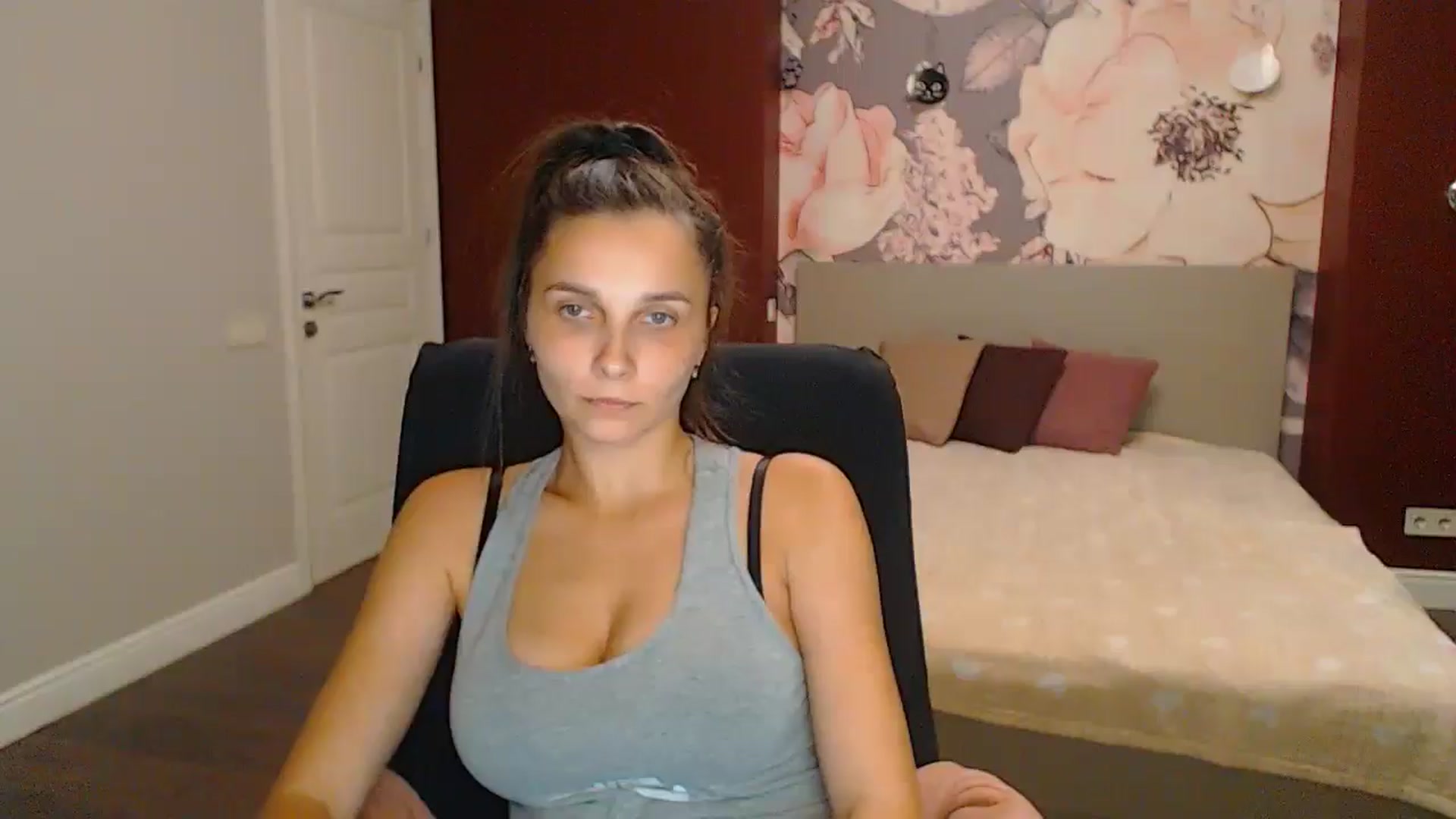 Gallery image thumbnail from Karina_Mils's myfreecams stream on, 09/14/2024, 19:48 image 14 of 20
