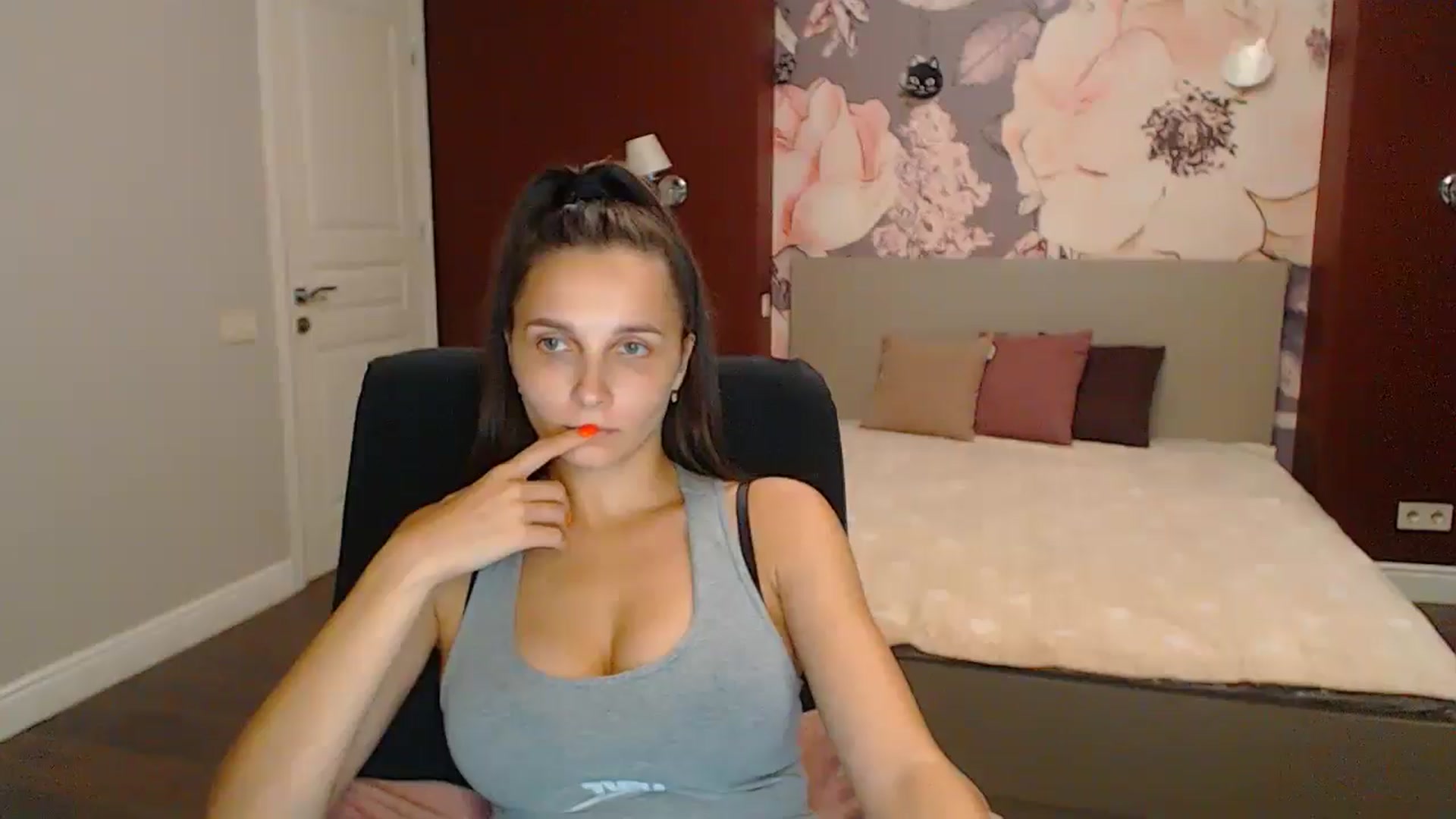 Gallery image thumbnail from Karina_Mils's myfreecams stream on, 09/15/2024, 15:37 image 17 of 20
