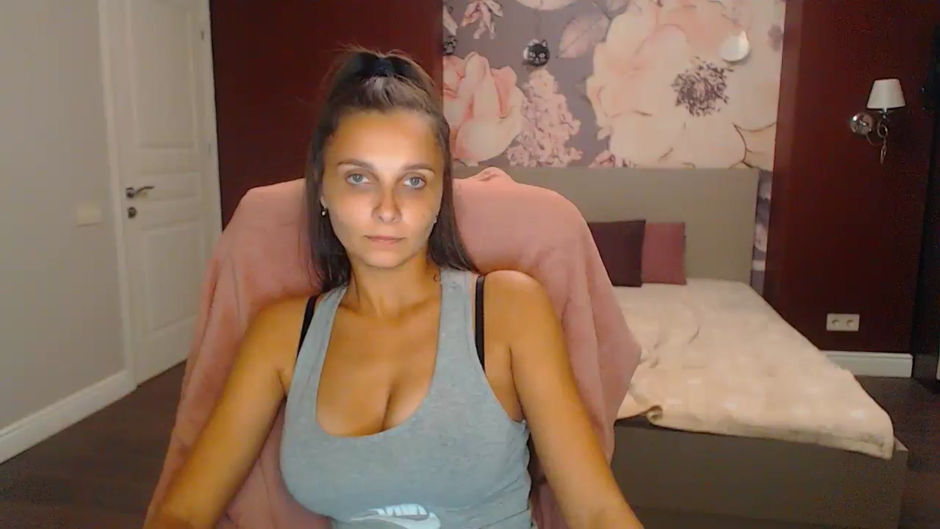 Gallery image thumbnail from Karina_Mils's myfreecams stream on, 10/04/2024, 18:54 image 5 of 20