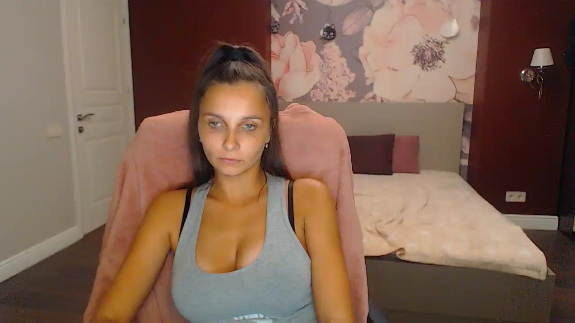 Gallery image thumbnail from Karina_Mils's myfreecams stream on, 10/04/2024, 18:54 image 10 of 20