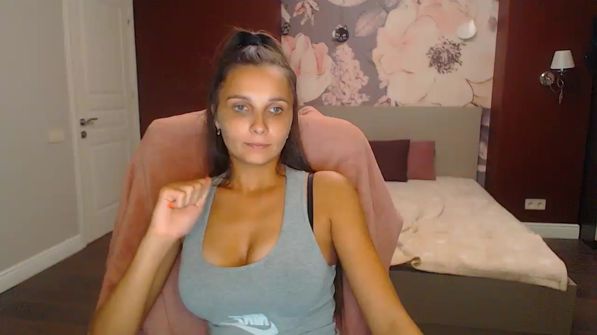 Gallery image thumbnail from Karina_Mils's myfreecams stream on, 10/04/2024, 18:54 image 1 of 20