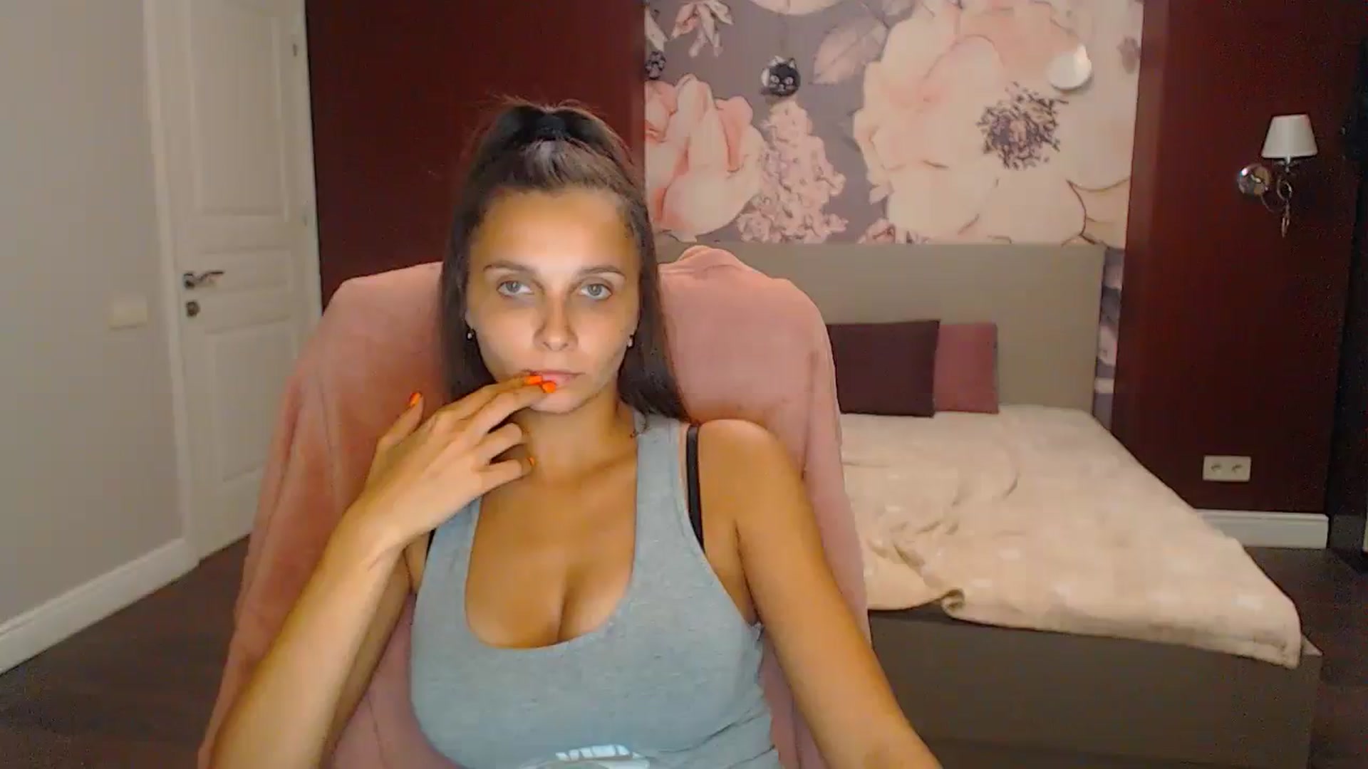 Gallery image thumbnail from Karina_Mils's myfreecams stream on, 10/04/2024, 18:54 image 7 of 20