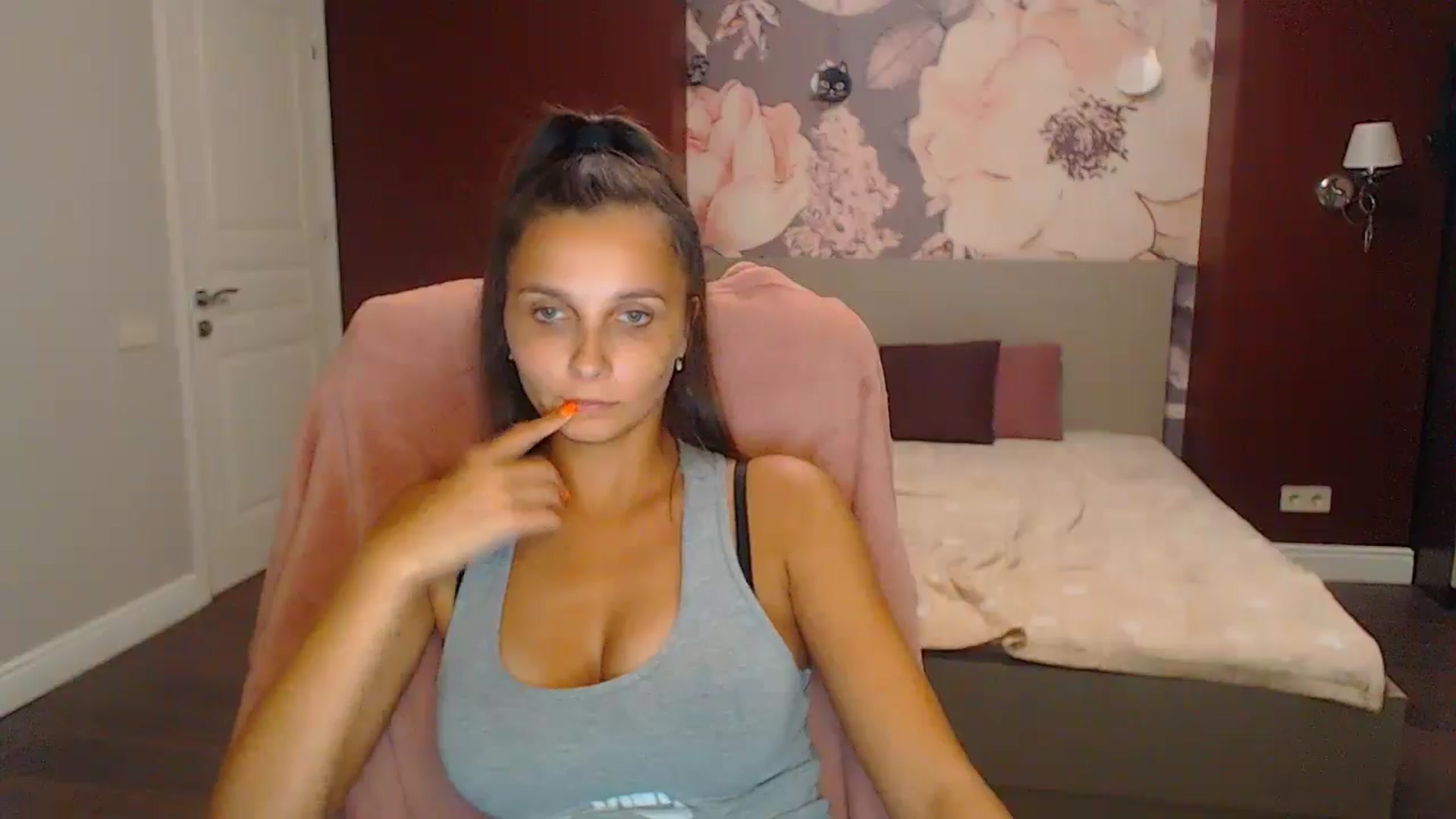 Gallery image thumbnail from Karina_Mils's myfreecams stream on, 10/04/2024, 18:54 image 9 of 20