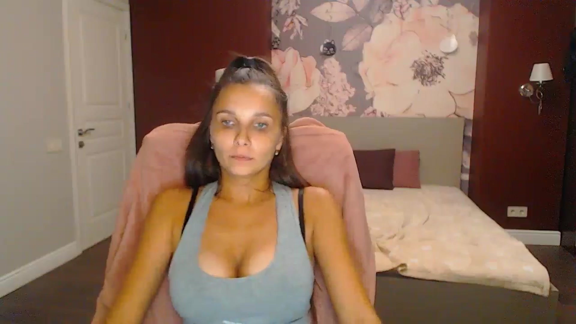 Gallery image thumbnail from Karina_Mils's myfreecams stream on, 10/04/2024, 18:54 image 14 of 20