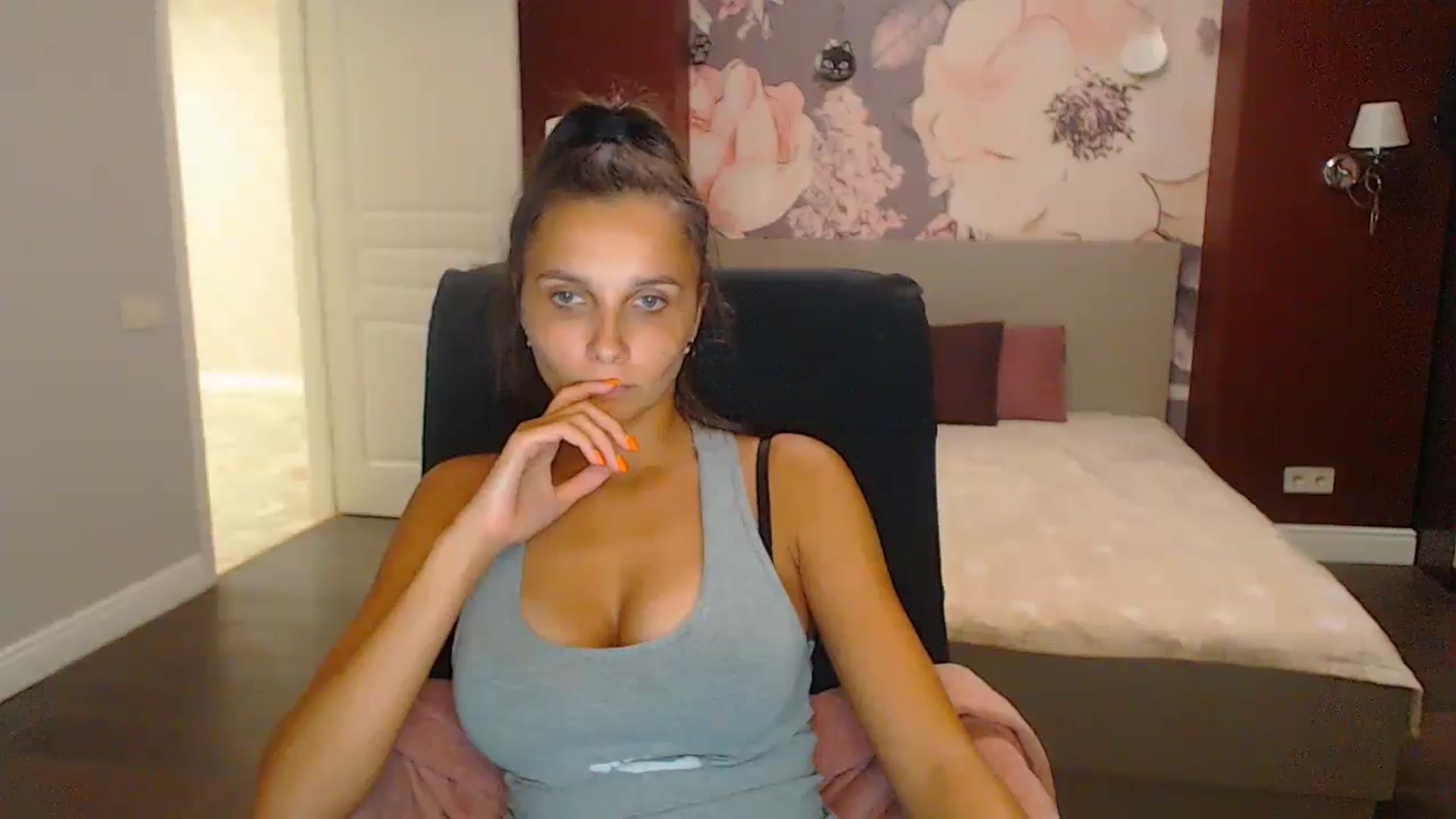 Gallery image thumbnail from Karina_Mils's myfreecams stream on, 10/04/2024, 20:12 image 14 of 20