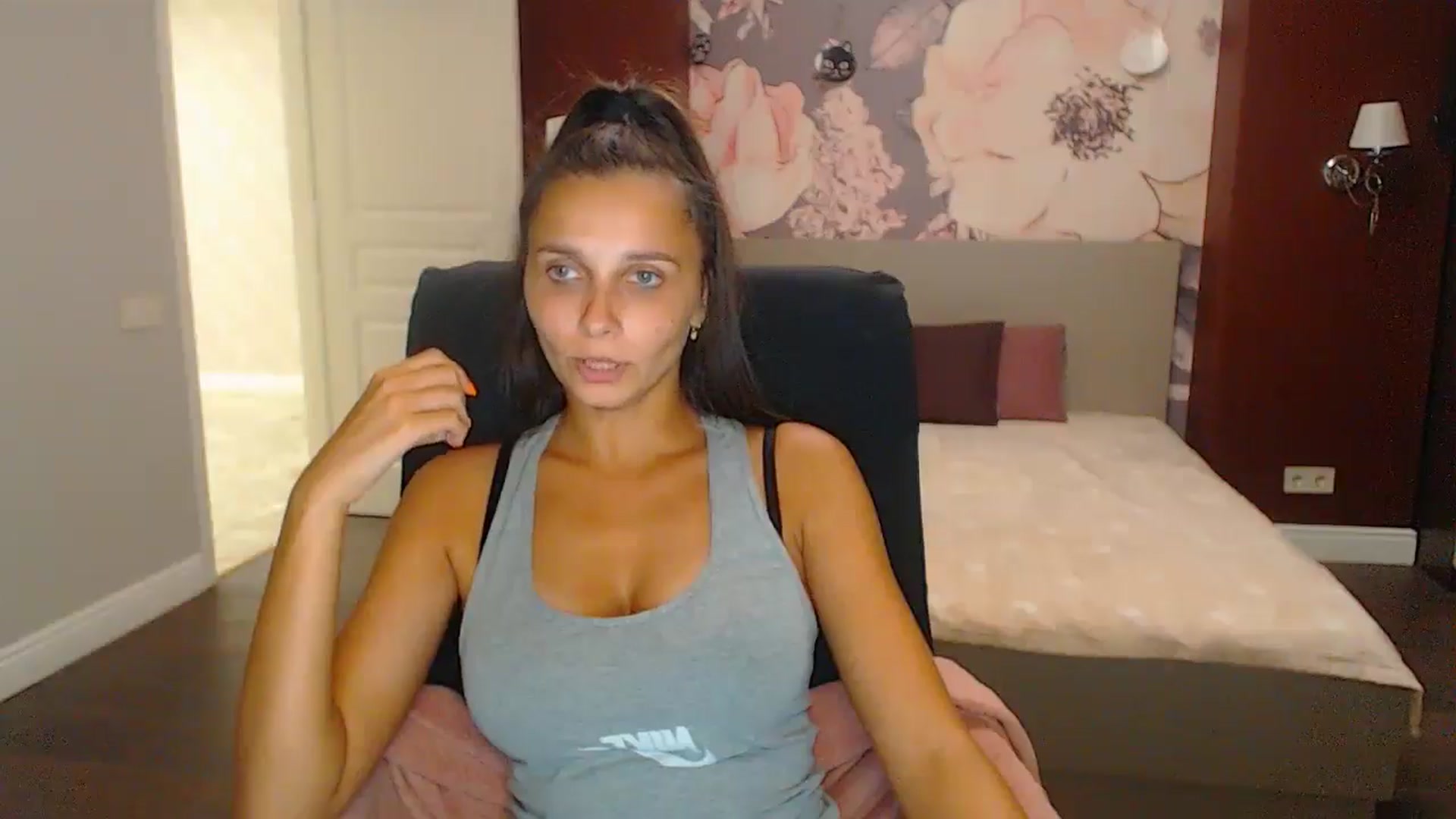 Gallery image thumbnail from Karina_Mils's myfreecams stream on, 10/04/2024, 20:12 image 2 of 20
