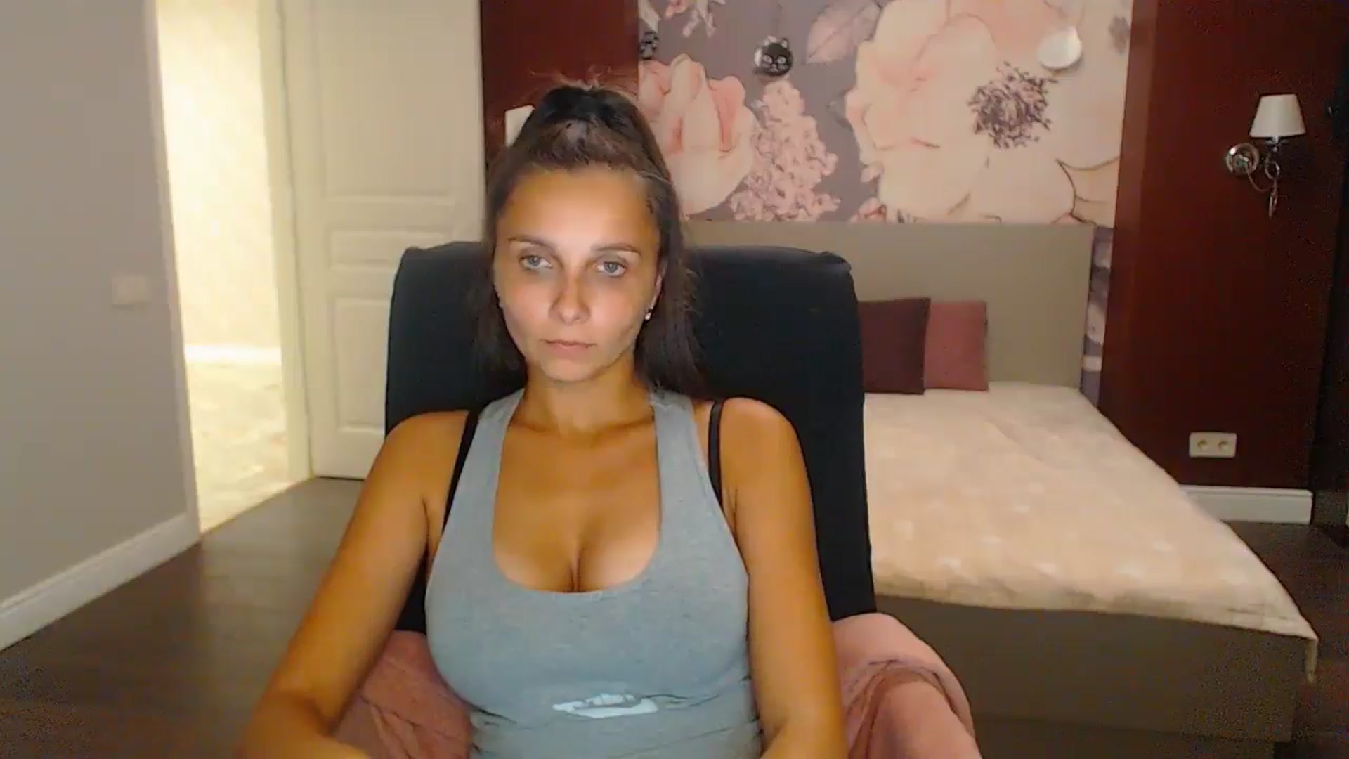 Gallery image thumbnail from Karina_Mils's myfreecams stream on, 10/04/2024, 20:12 image 10 of 20