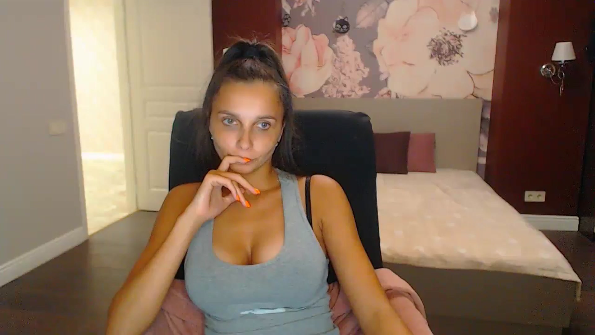 Gallery image thumbnail from Karina_Mils's myfreecams stream on, 10/04/2024, 20:12 image 19 of 20