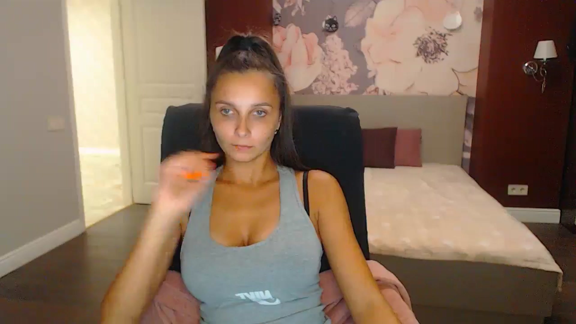 Gallery image thumbnail from Karina_Mils's myfreecams stream on, 10/04/2024, 20:12 image 6 of 20