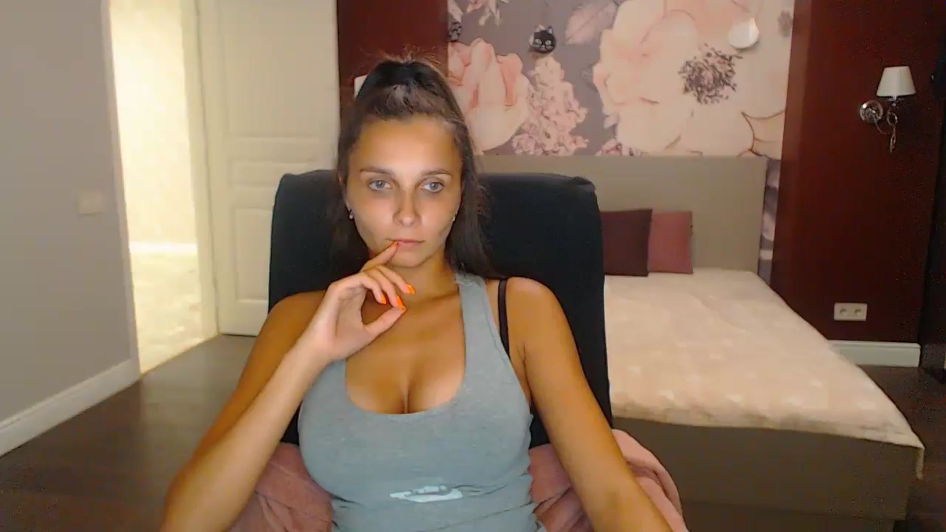 Gallery image thumbnail from Karina_Mils's myfreecams stream on, 10/04/2024, 20:12 image 11 of 20