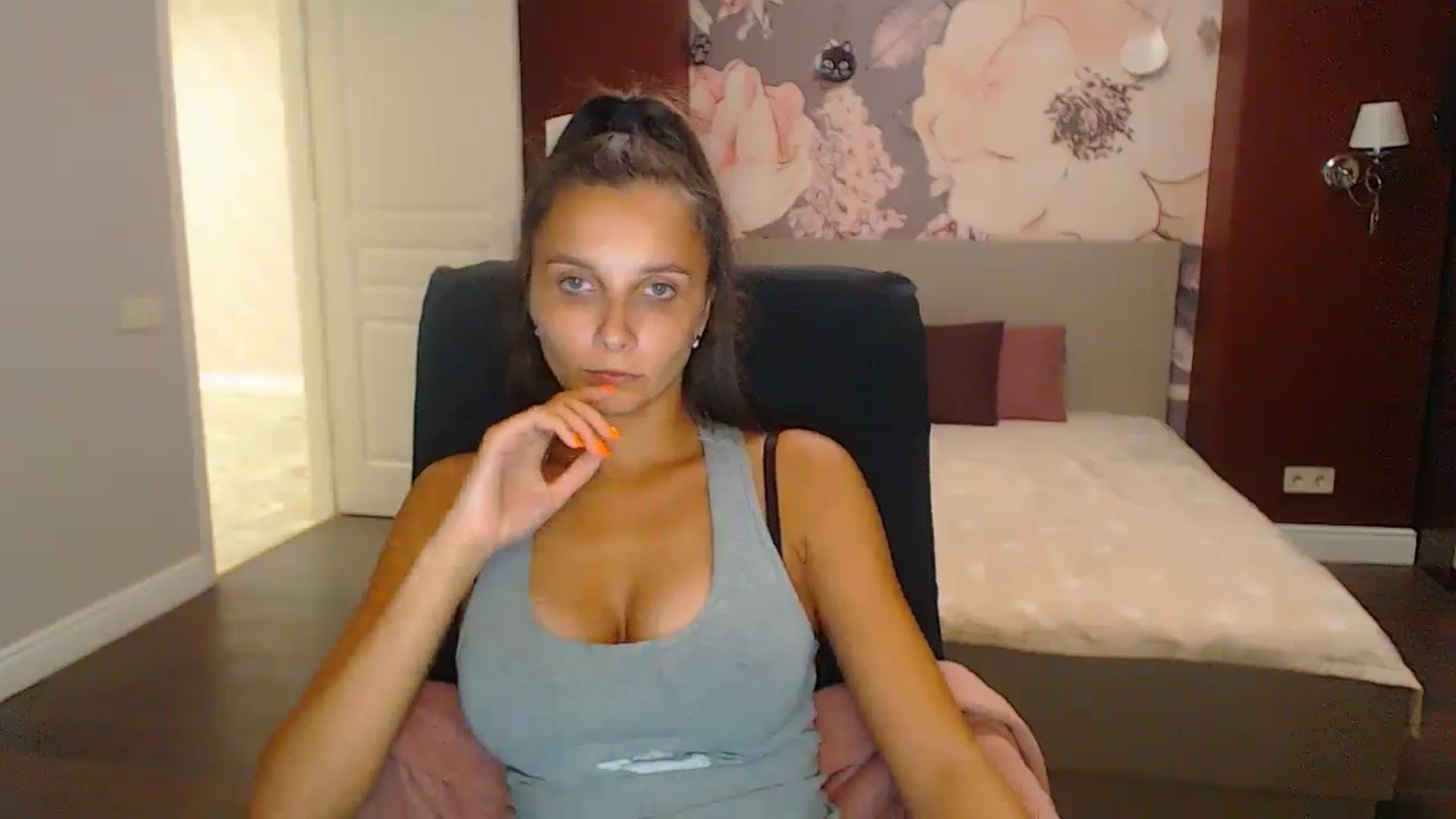 Gallery image thumbnail from Karina_Mils's myfreecams stream on, 10/04/2024, 20:12 image 12 of 20