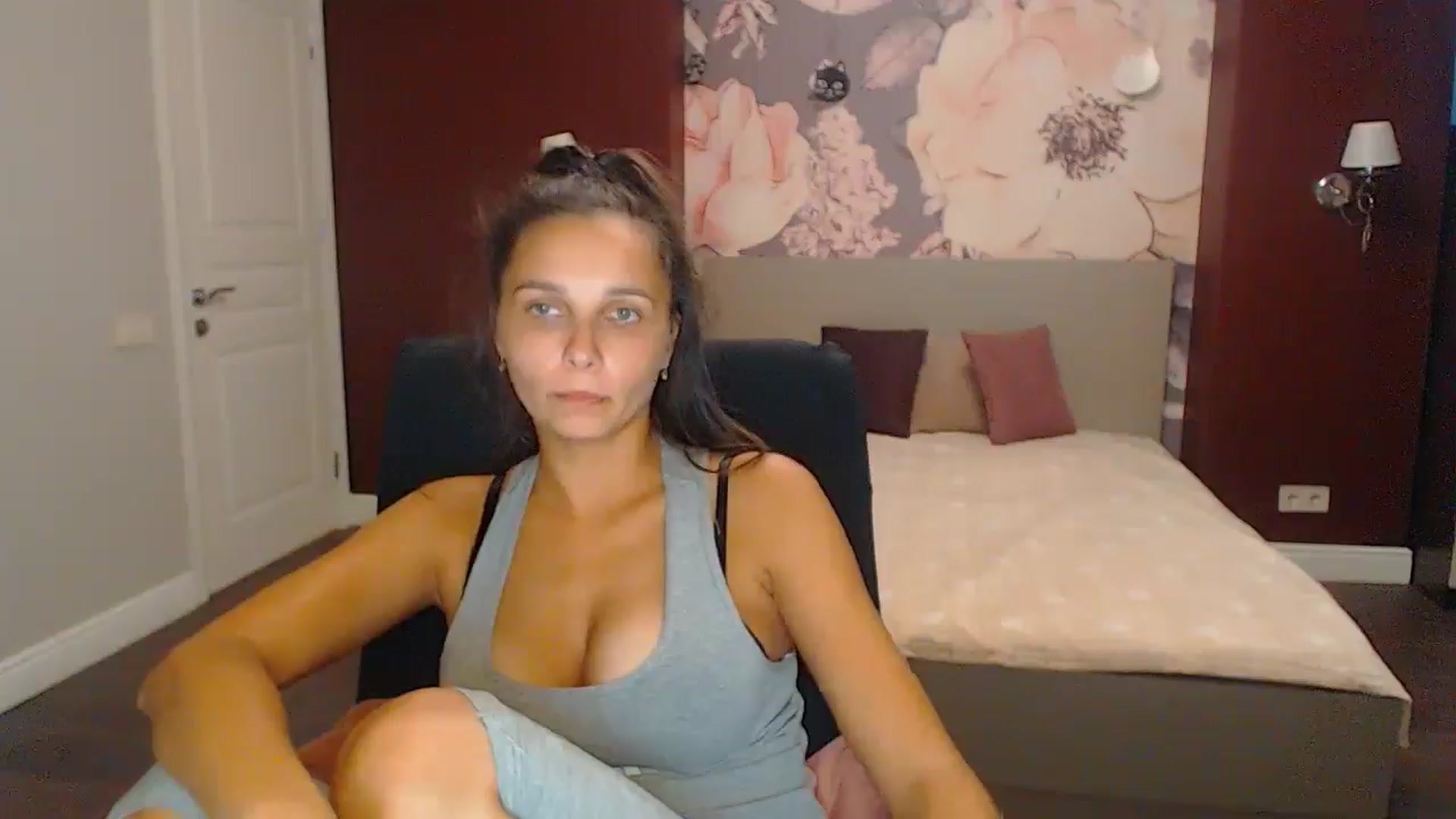 Gallery image thumbnail from Karina_Mils's myfreecams stream on, 10/05/2024, 14:30 image 10 of 20