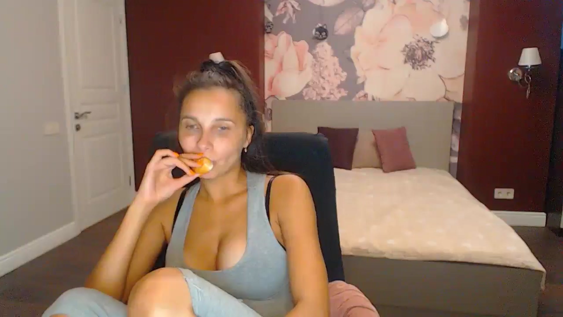 Gallery image thumbnail from Karina_Mils's myfreecams stream on, 10/05/2024, 14:30 image 12 of 20