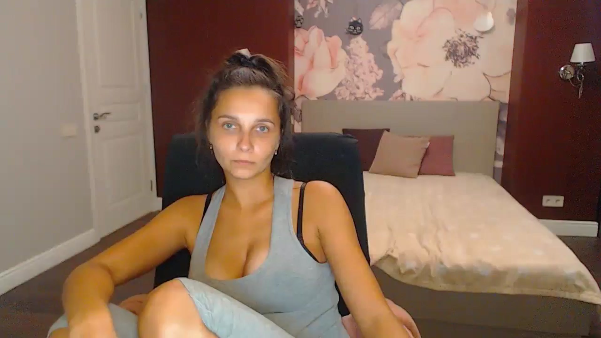 Gallery image thumbnail from Karina_Mils's myfreecams stream on, 10/06/2024, 15:15 image 7 of 20