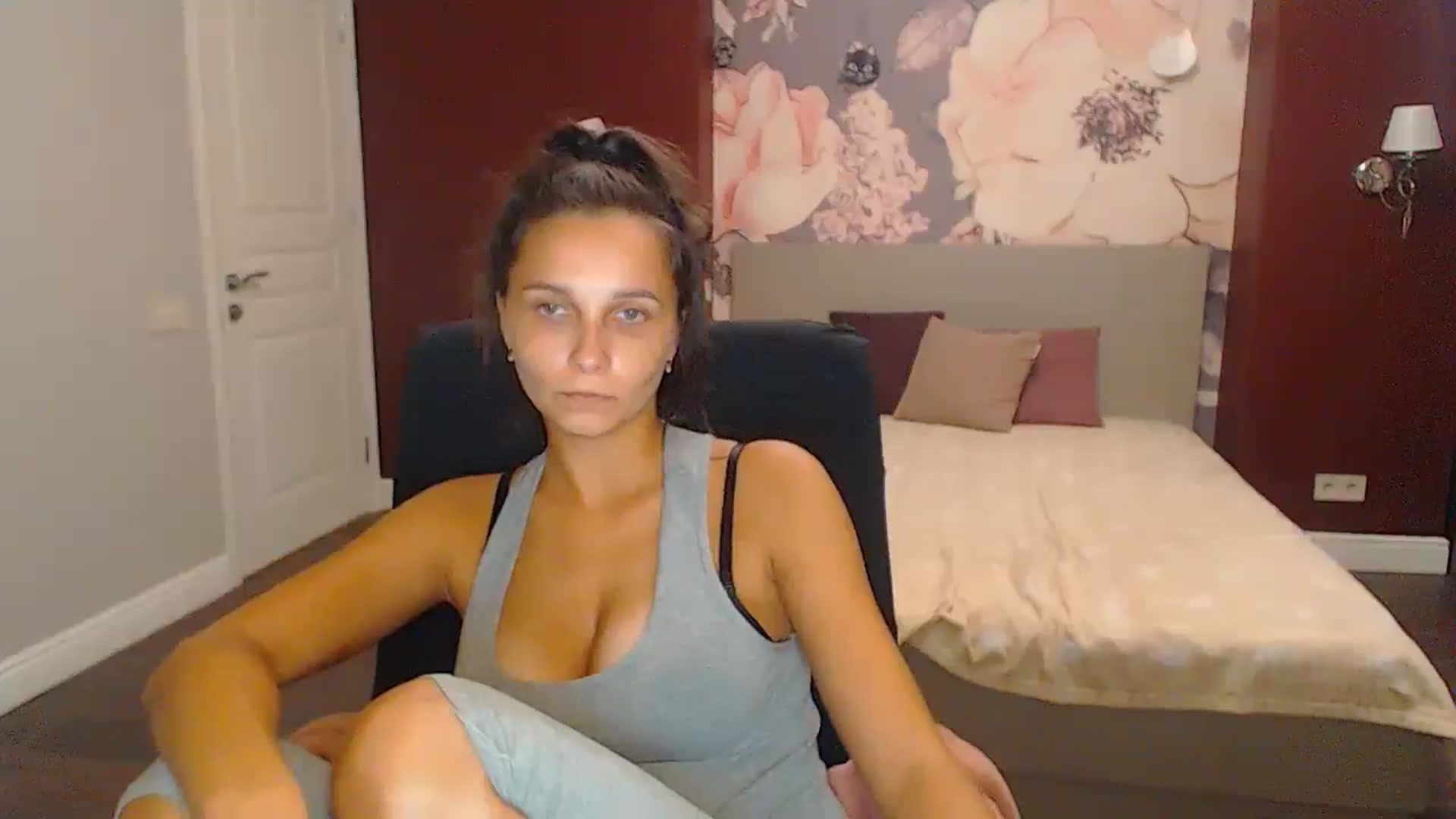Gallery image thumbnail from Karina_Mils's myfreecams stream on, 10/06/2024, 15:15 image 8 of 20