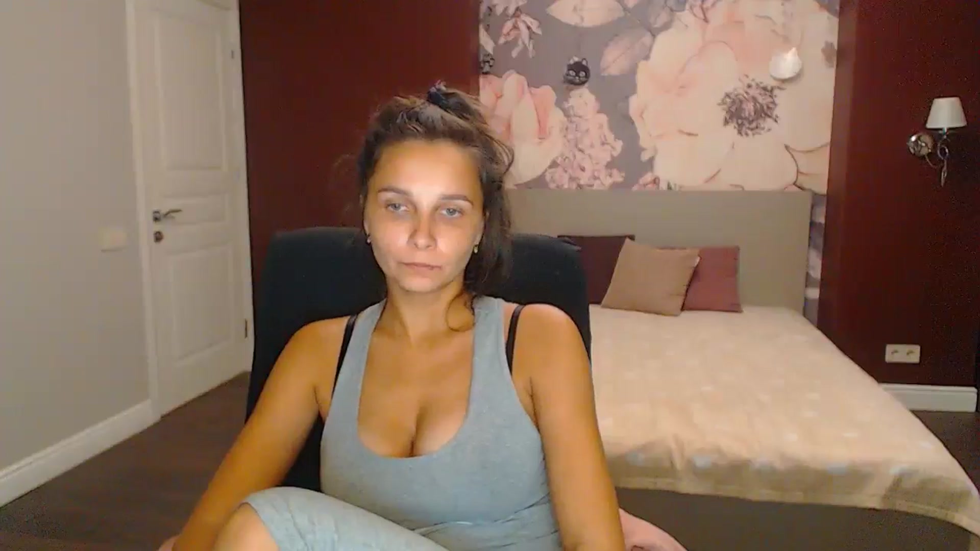 Gallery image thumbnail from Karina_Mils's myfreecams stream on, 10/06/2024, 15:48 image 13 of 20