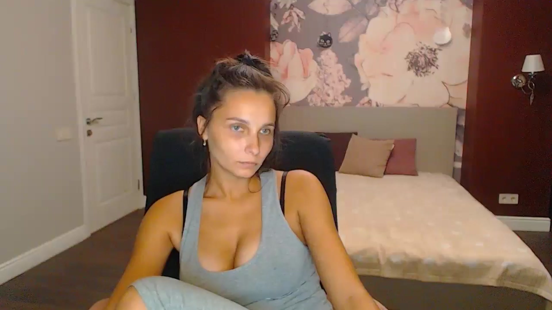 Gallery image thumbnail from Karina_Mils's myfreecams stream on, 10/06/2024, 15:48 image 14 of 20