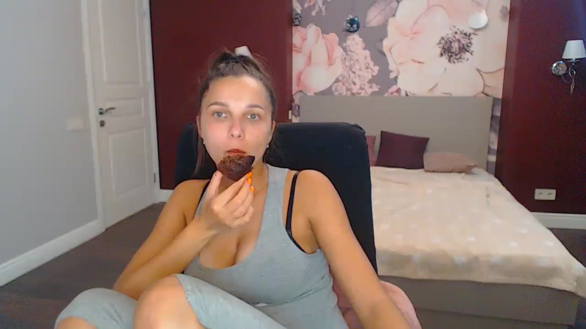 Gallery image thumbnail from Karina_Mils's myfreecams stream on, 10/10/2024, 09:26 image 6 of 20