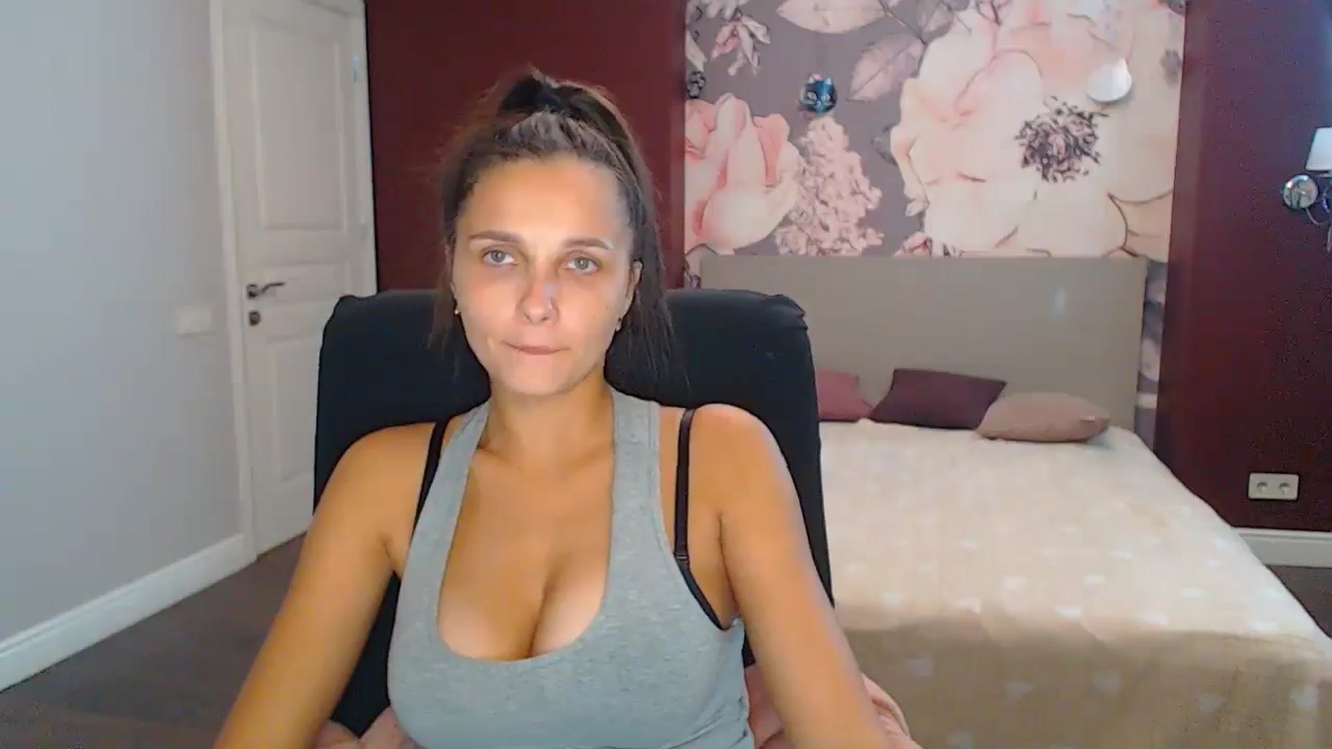 Gallery image thumbnail from Karina_Mils's myfreecams stream on, 10/10/2024, 11:17 image 3 of 20