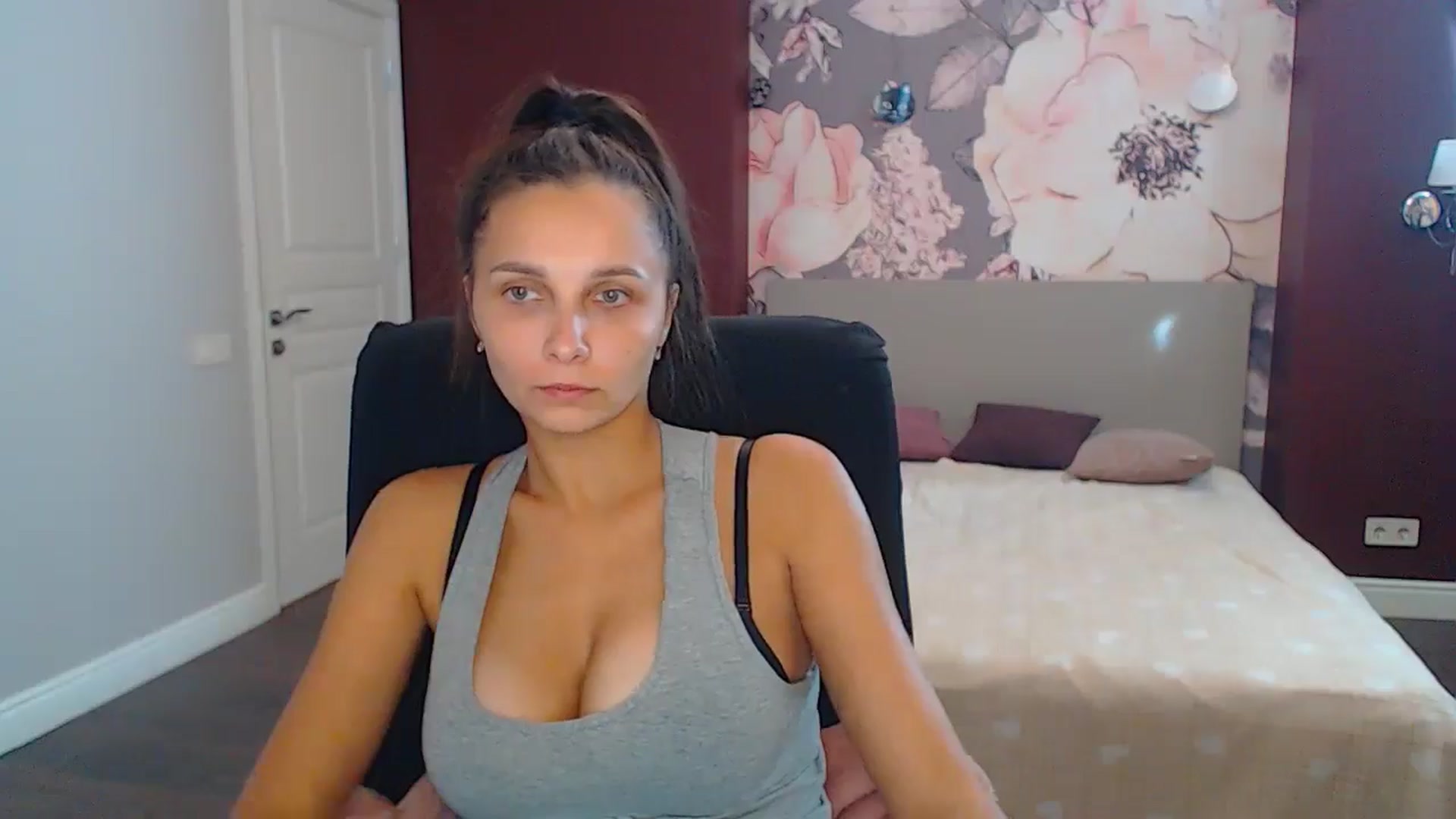 Gallery image thumbnail from Karina_Mils's myfreecams stream on, 10/10/2024, 11:17 image 2 of 20