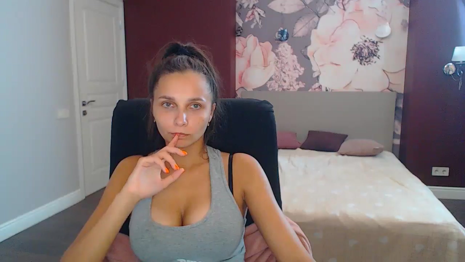Gallery image thumbnail from Karina_Mils's myfreecams stream on, 10/10/2024, 11:52 image 17 of 20