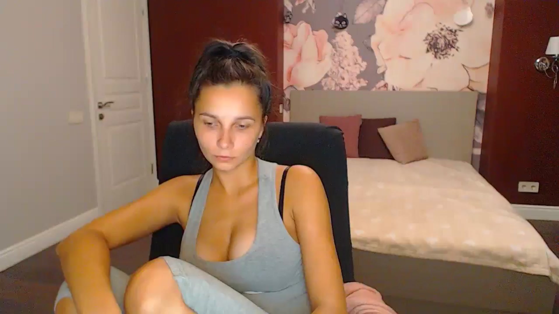 Gallery image thumbnail from Karina_Mils's myfreecams stream on, 10/11/2024, 14:43 image 1 of 20