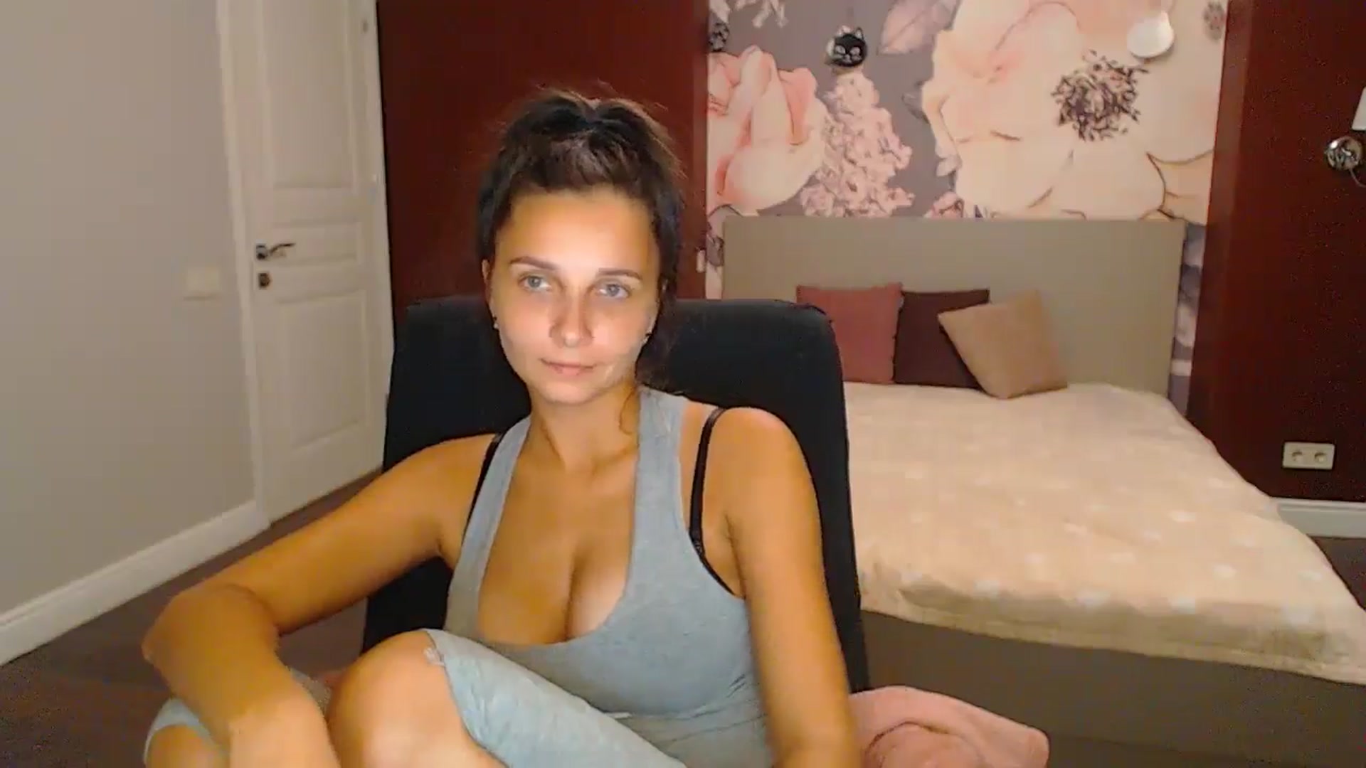 Gallery image thumbnail from Karina_Mils's myfreecams stream on, 10/11/2024, 17:08 image 10 of 20