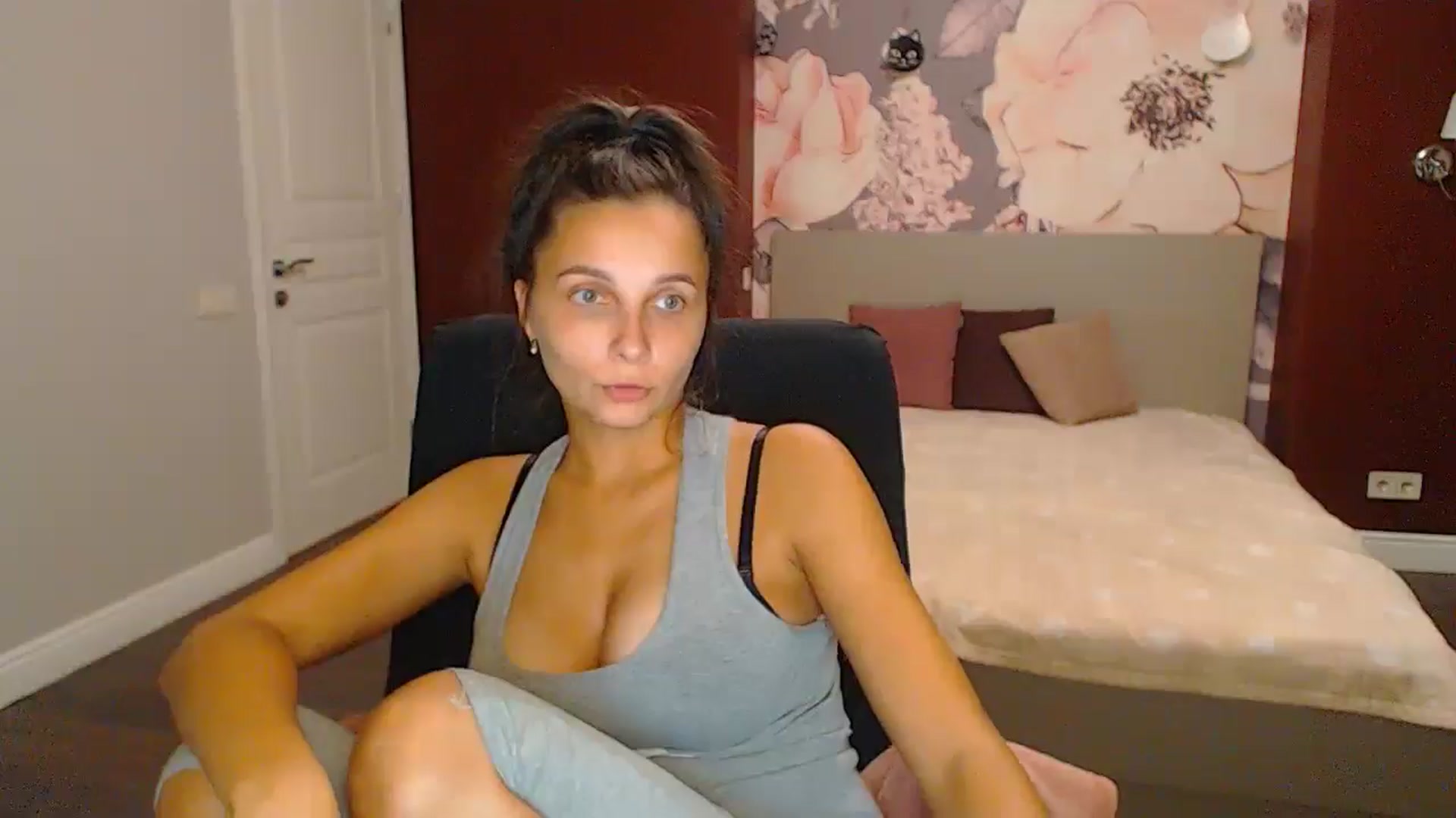 Gallery image thumbnail from Karina_Mils's myfreecams stream on, 10/11/2024, 17:08 image 7 of 20