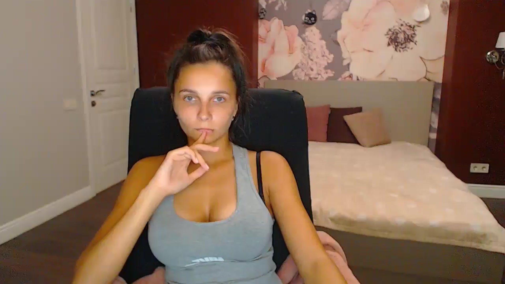 Gallery image thumbnail from Karina_Mils's myfreecams stream on, 10/11/2024, 17:45 image 3 of 20
