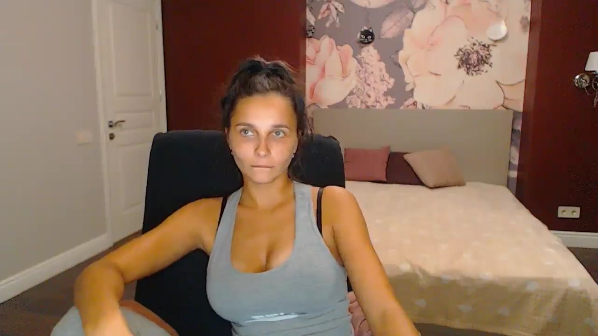 Gallery image thumbnail from Karina_Mils's myfreecams stream on, 10/11/2024, 19:42 image 12 of 20