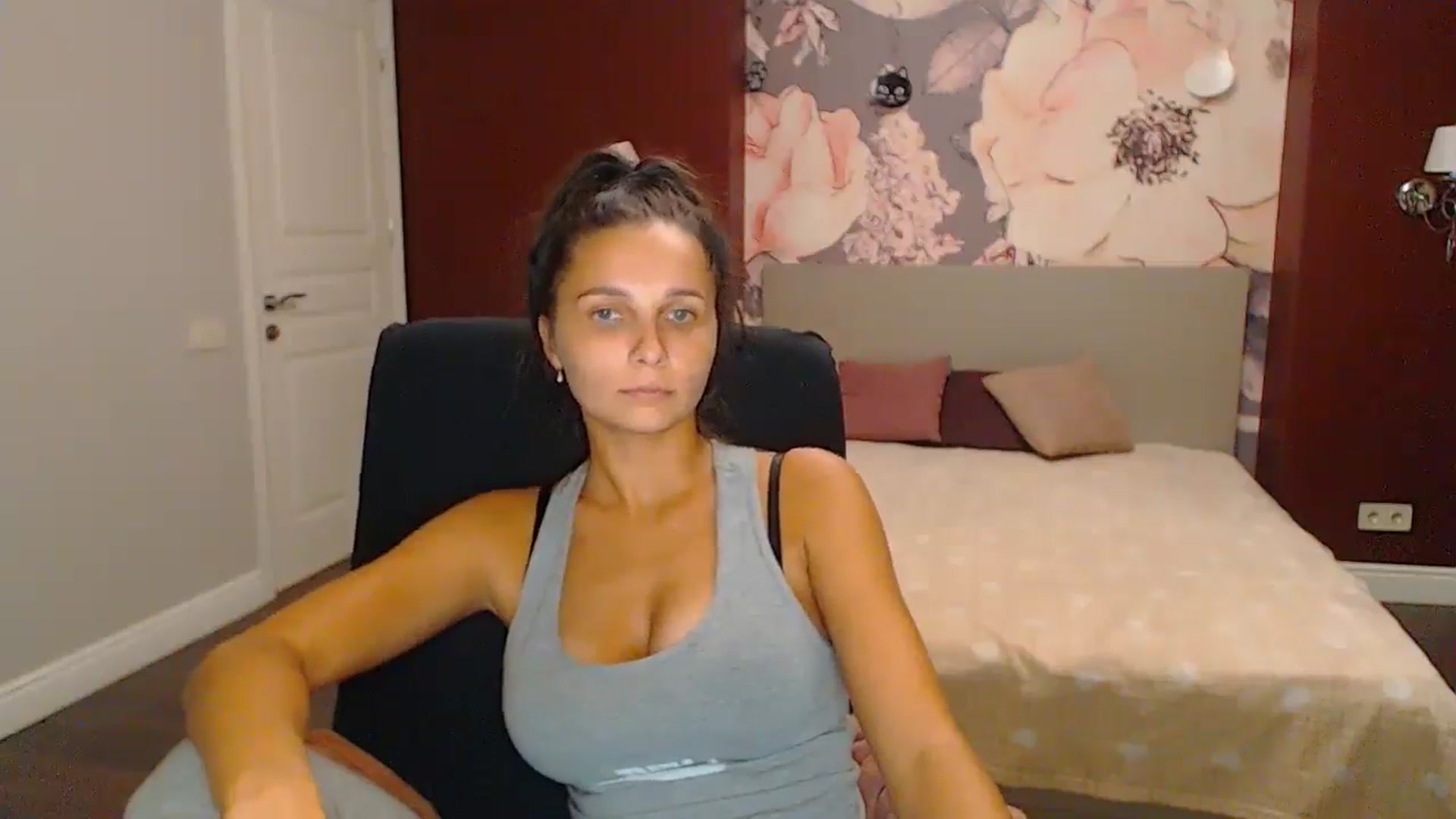 Gallery image thumbnail from Karina_Mils's myfreecams stream on, 10/11/2024, 19:42 image 10 of 20