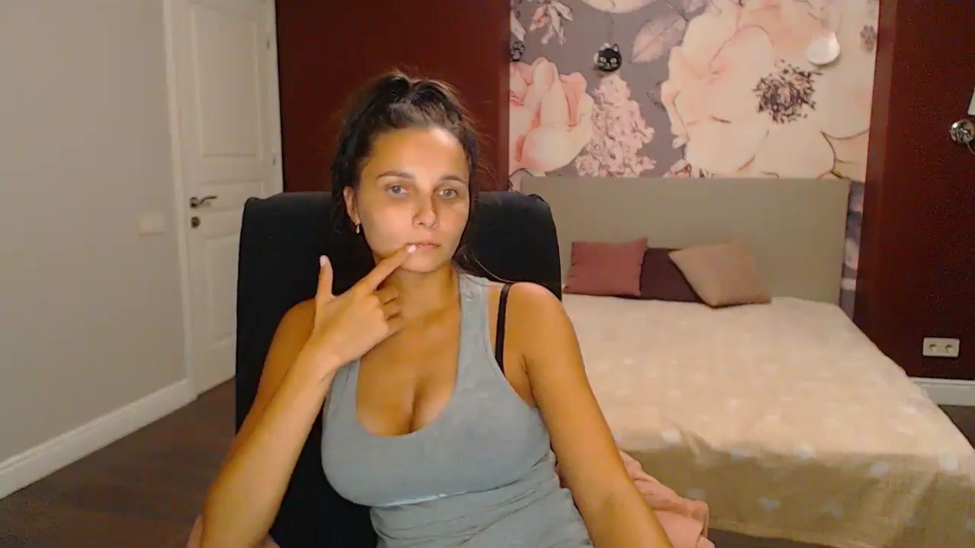 Gallery image thumbnail from Karina_Mils's myfreecams stream on, 10/11/2024, 19:42 image 17 of 20