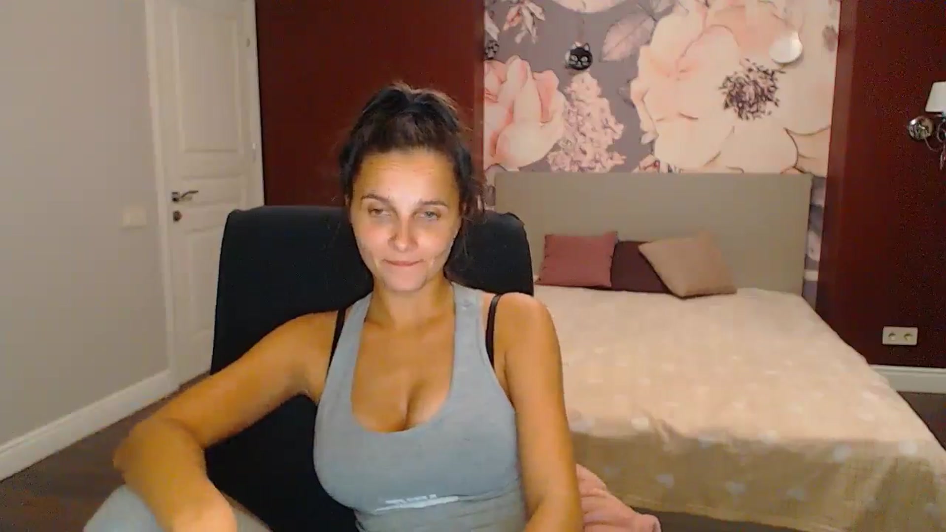 Gallery image thumbnail from Karina_Mils's myfreecams stream on, 10/11/2024, 19:42 image 5 of 20