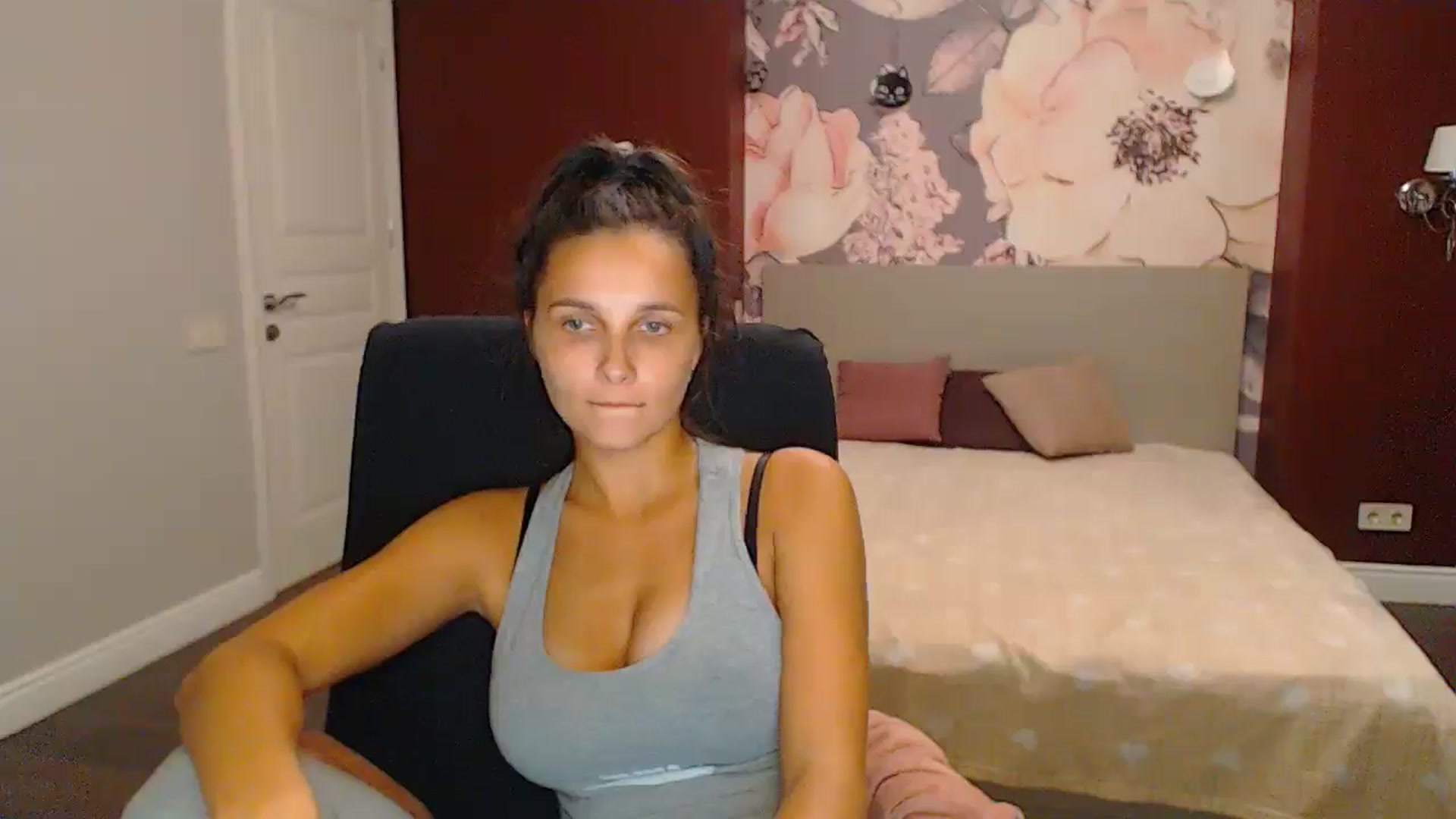 Gallery image thumbnail from Karina_Mils's myfreecams stream on, 10/11/2024, 19:42 image 11 of 20