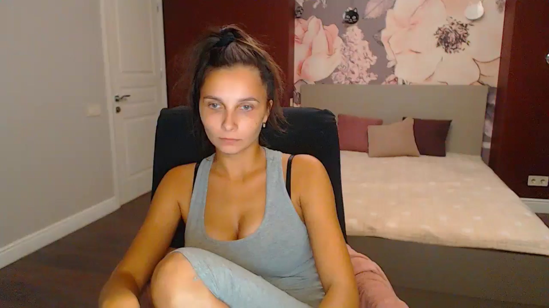 Gallery image thumbnail from Karina_Mils's myfreecams stream on, 10/12/2024, 18:39 image 1 of 20