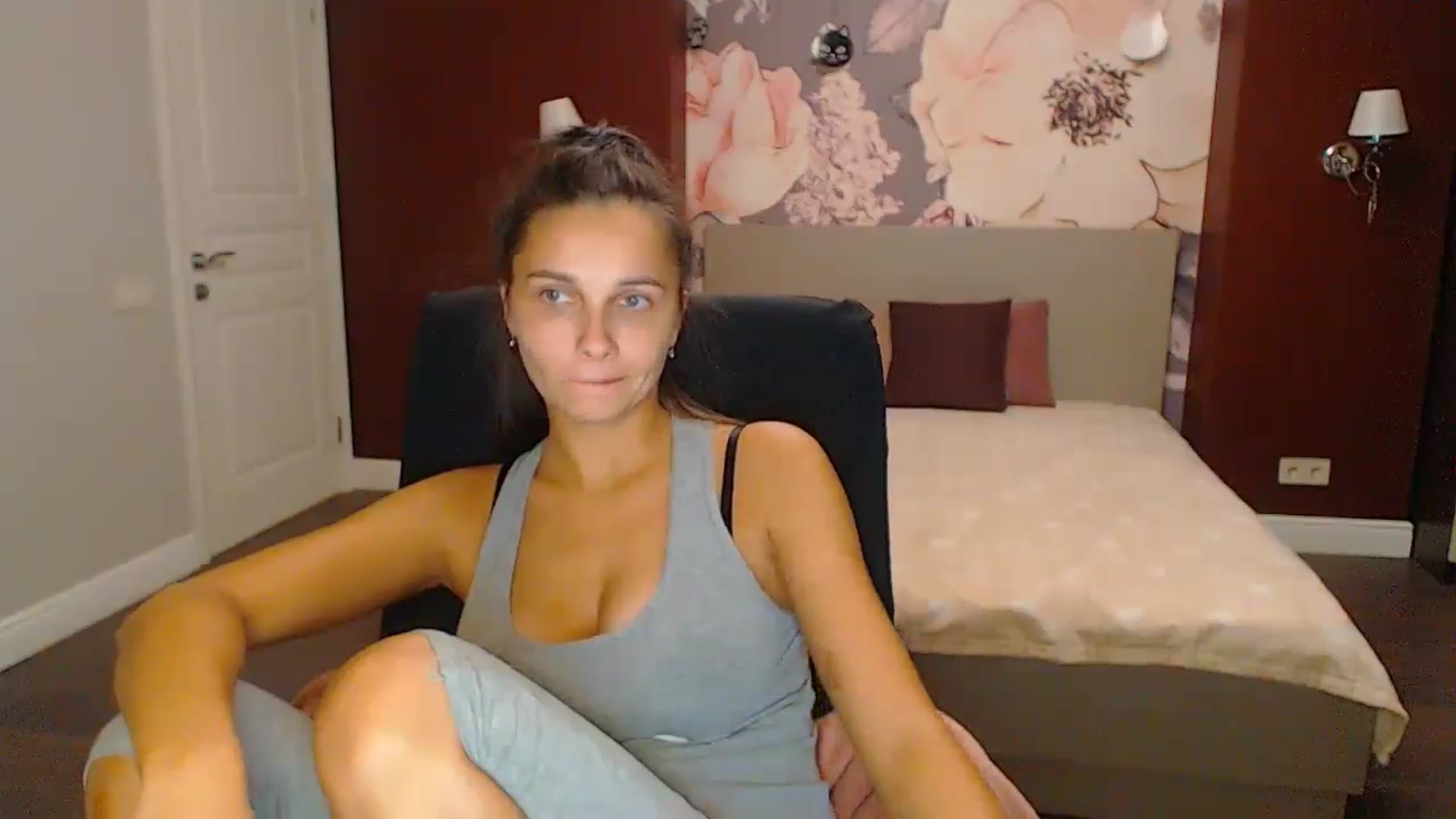 Gallery image thumbnail from Karina_Mils's myfreecams stream on, 10/18/2024, 17:07 image 11 of 20