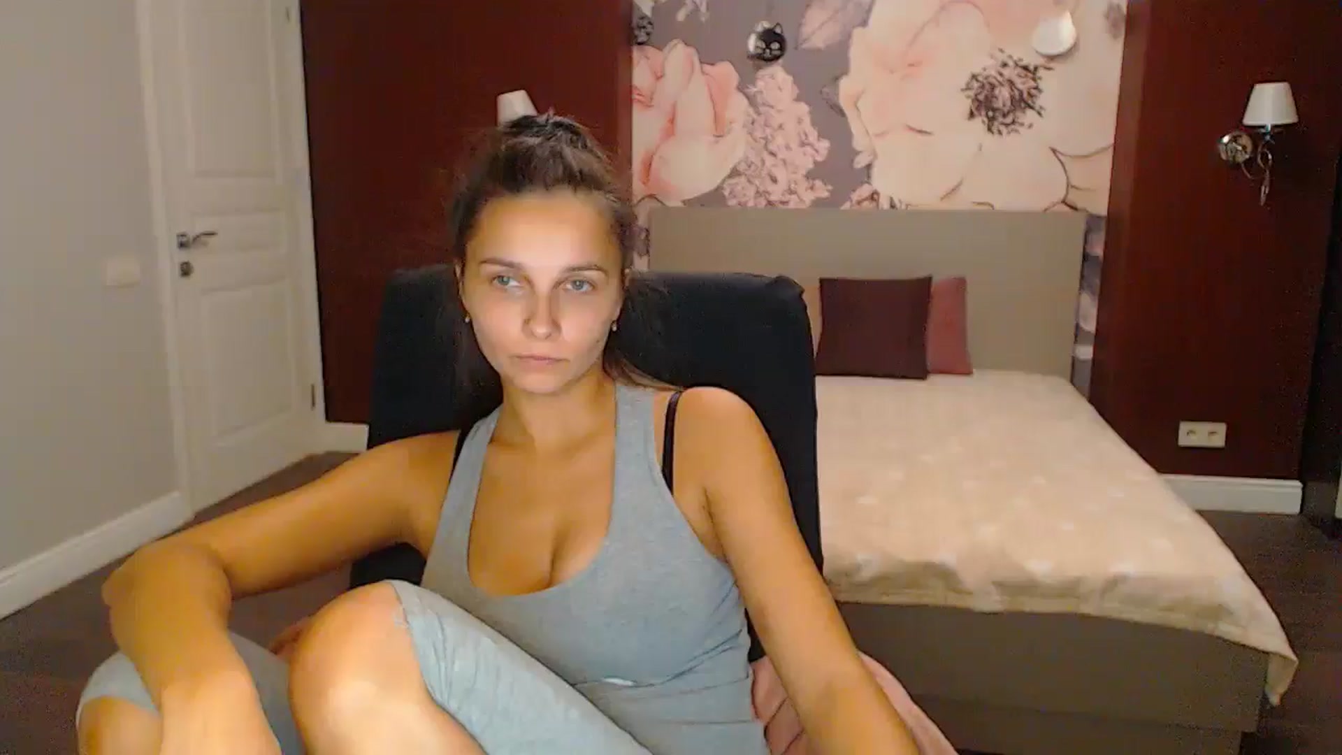Gallery image thumbnail from Karina_Mils's myfreecams stream on, 10/18/2024, 17:07 image 10 of 20