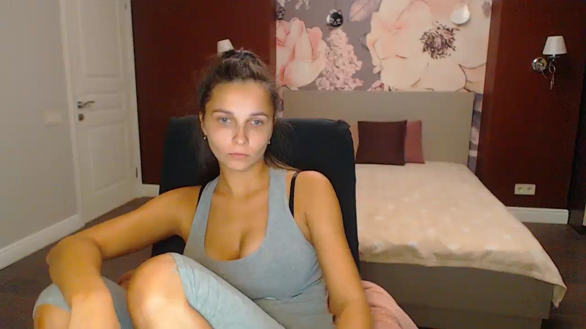 Gallery image thumbnail from Karina_Mils's myfreecams stream on, 10/18/2024, 17:07 image 8 of 20
