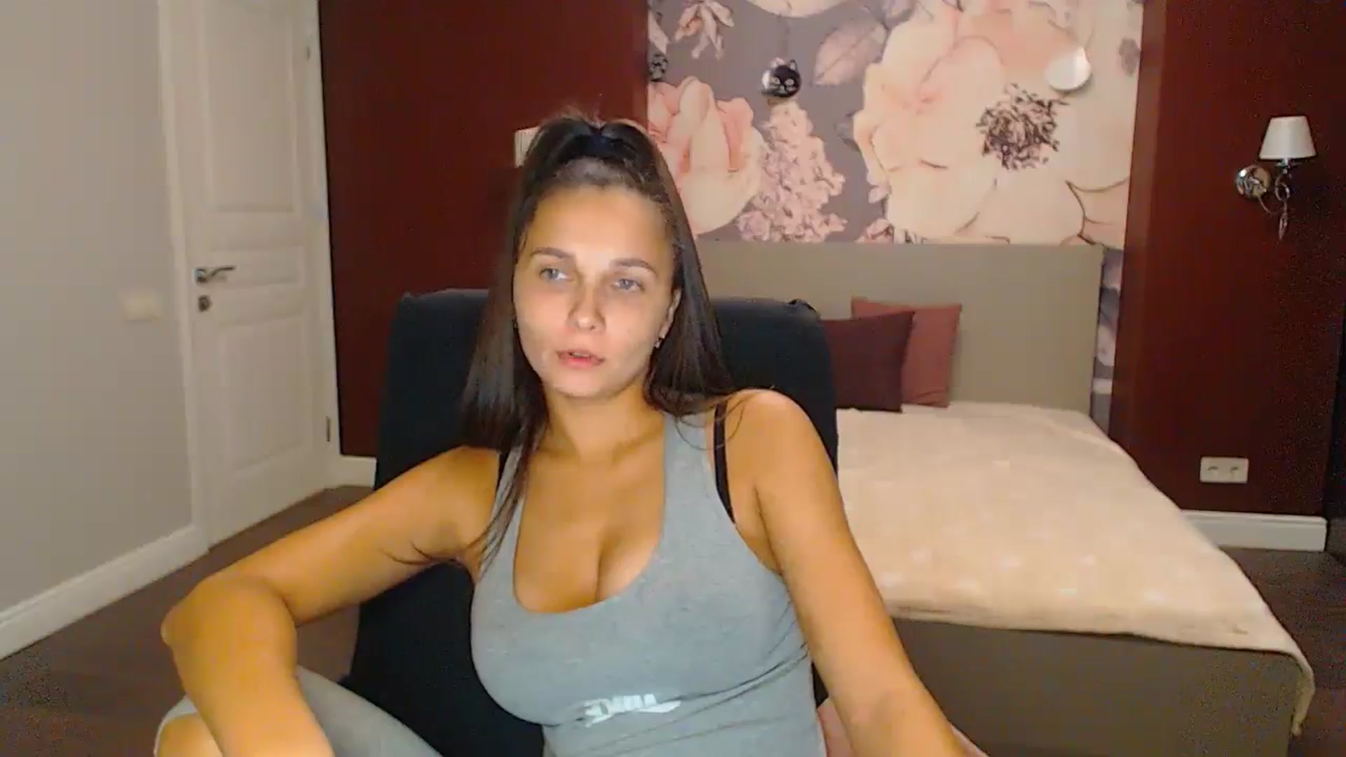 Gallery image thumbnail from Karina_Mils's myfreecams stream on, 10/19/2024, 16:22 image 10 of 20