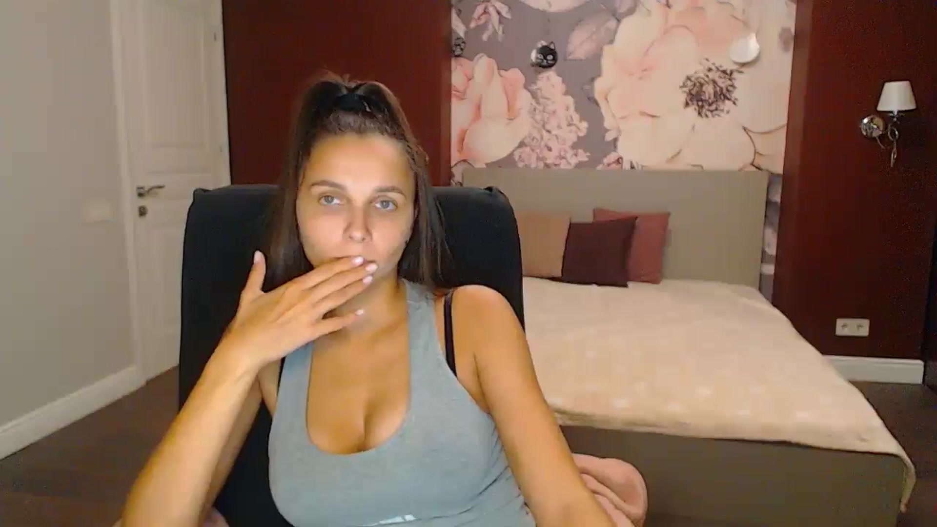 Gallery image thumbnail from Karina_Mils's myfreecams stream on, 10/19/2024, 17:17 image 18 of 20